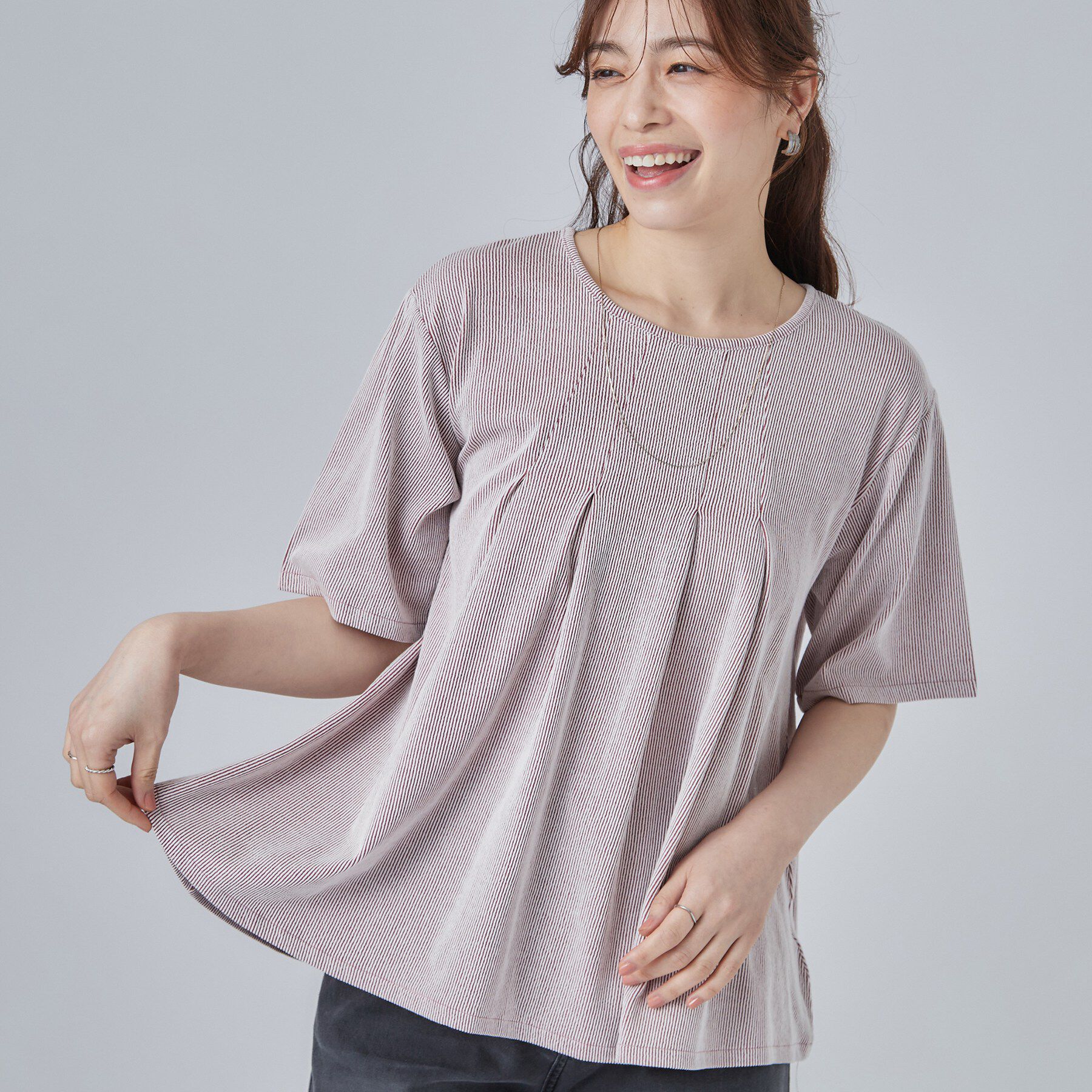 SHOO･LA･RUE「【洗濯機可/S-LL】インせずすっきり見え ストライプ柄タックトップス」|Tシャツ・カットソー|ボルドー(364)
