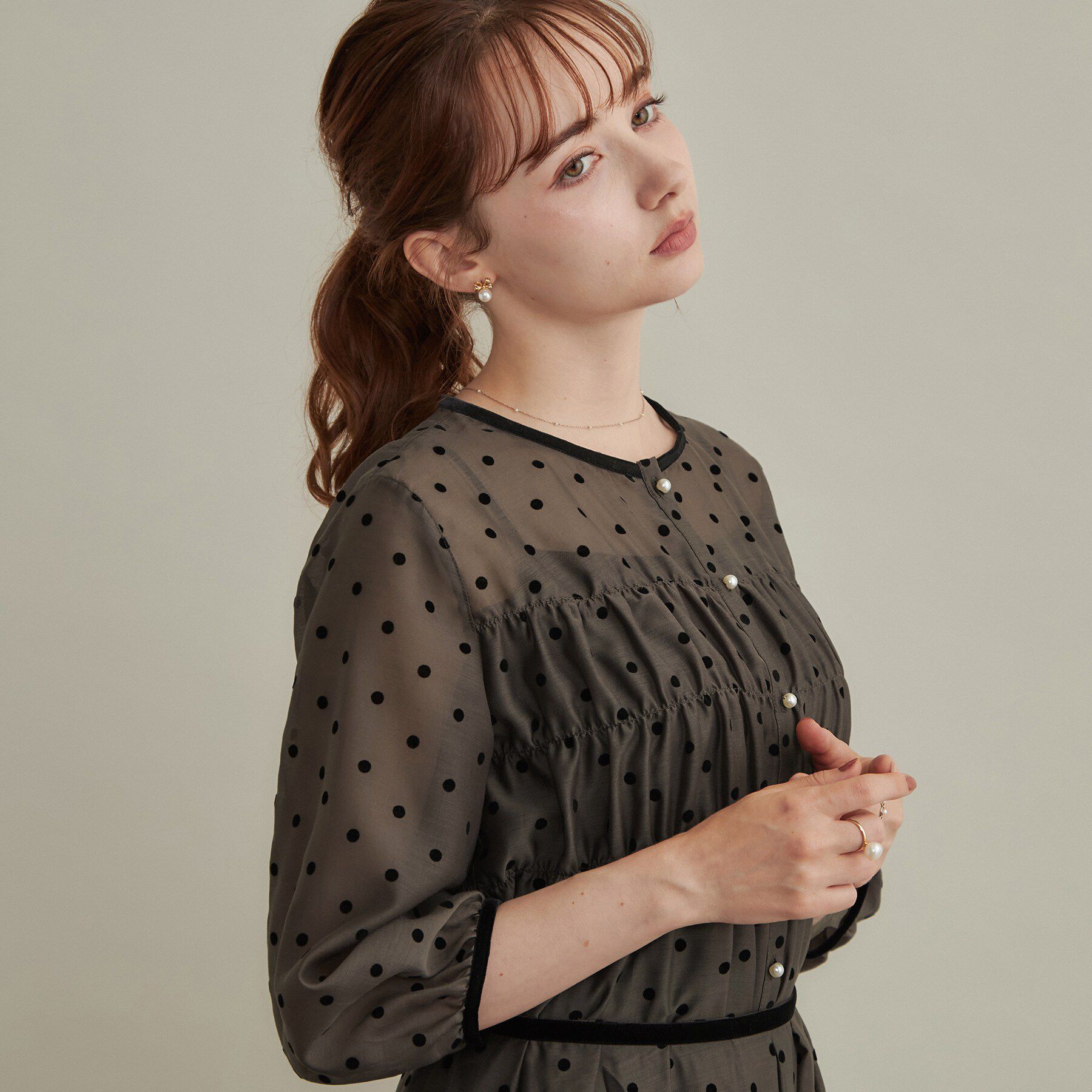 Couture broach「【セットアップ可・着映えて上品】フロッキードットブラウス」|シャツ・ブラウス|トープ(154)