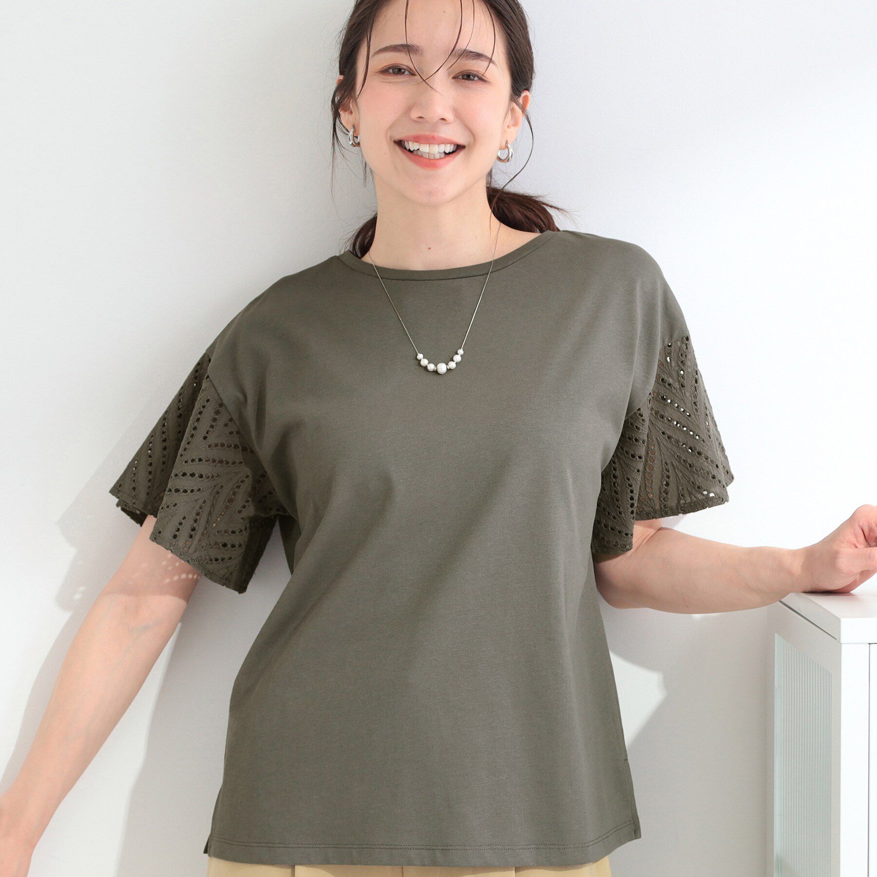 SHOO･LA･RUE「【汗じみ防止/ひんやり/体型カバー】真夏の味方。 汗じみが気になりにくい お袖レースフレアTシャツ」|Tシャツ・カットソー|チャコールグレー(0