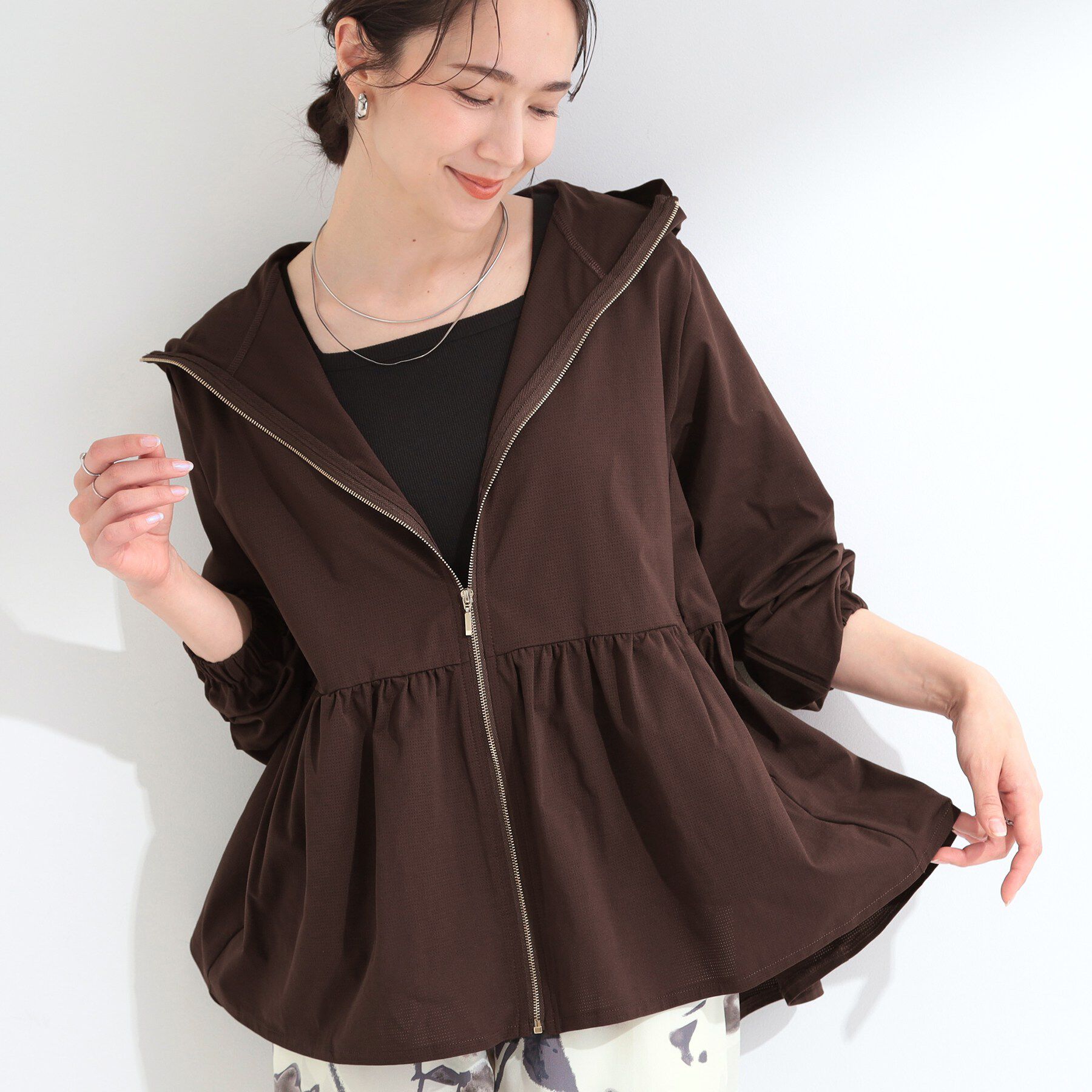 SHOO･LA･RUE「【ひんやり/S-LL/体型カバー】日焼け対策にも女性らしさを UVカットペプラムパーカ」|ブルゾン・スタジャン|ブラウン(044)