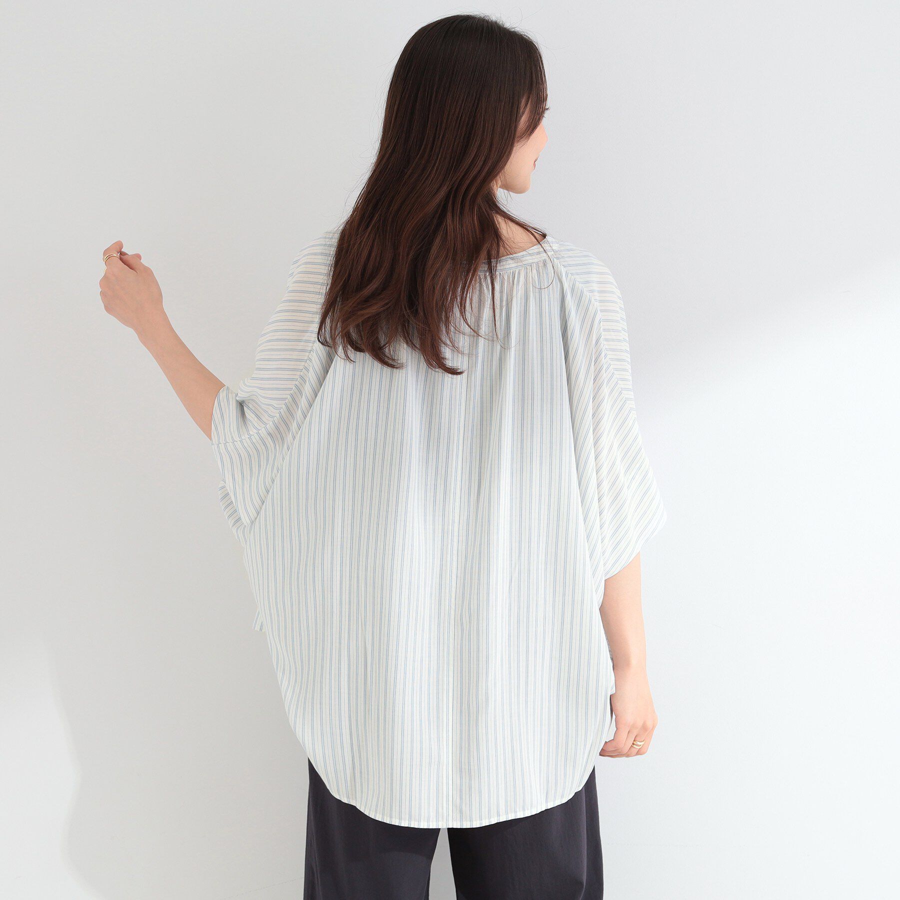SHOO･LA･RUE「【ひんやり/洗濯機可/体型カバー】二の腕隠れる ゆるっとドルマンバンドカラーシャツ」|シャツ・ブラウス|