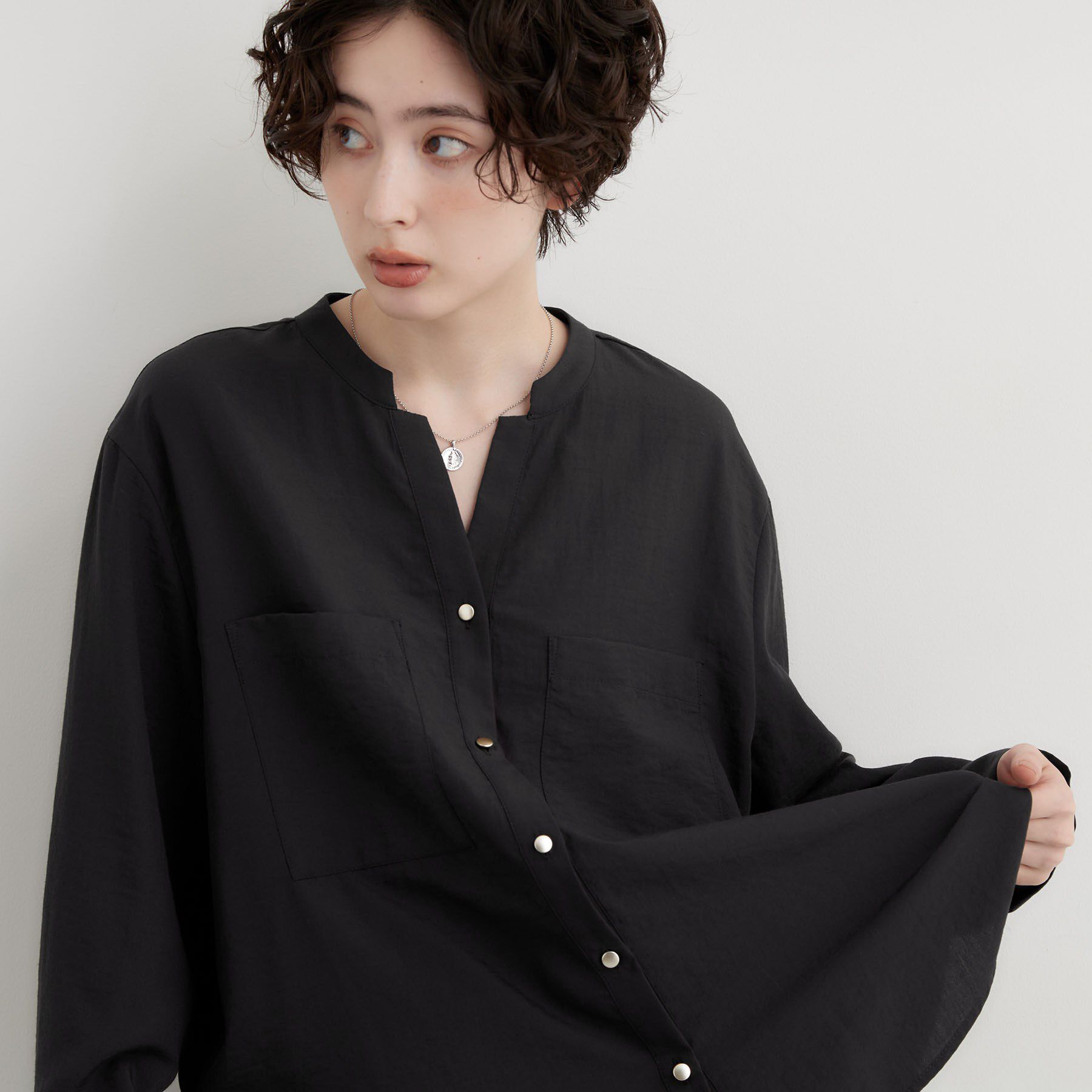THE SHOP TK「【刻みネックですっきり見え】Wポケット金ボタンシャツ」|シャツ・ブラウス|スミクロ(018)