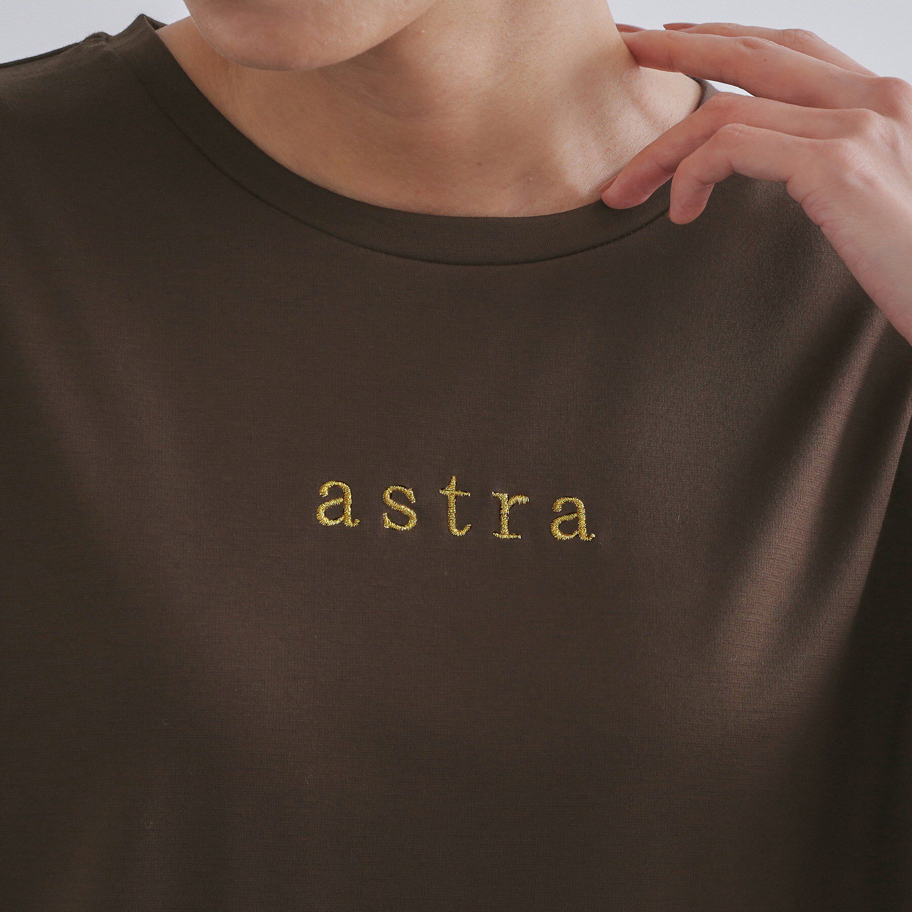 OPAQUE.CLIP「メタリック刺繍ロゴTシャツ【接触冷感／洗濯機洗い可】」|Tシャツ・カットソー|