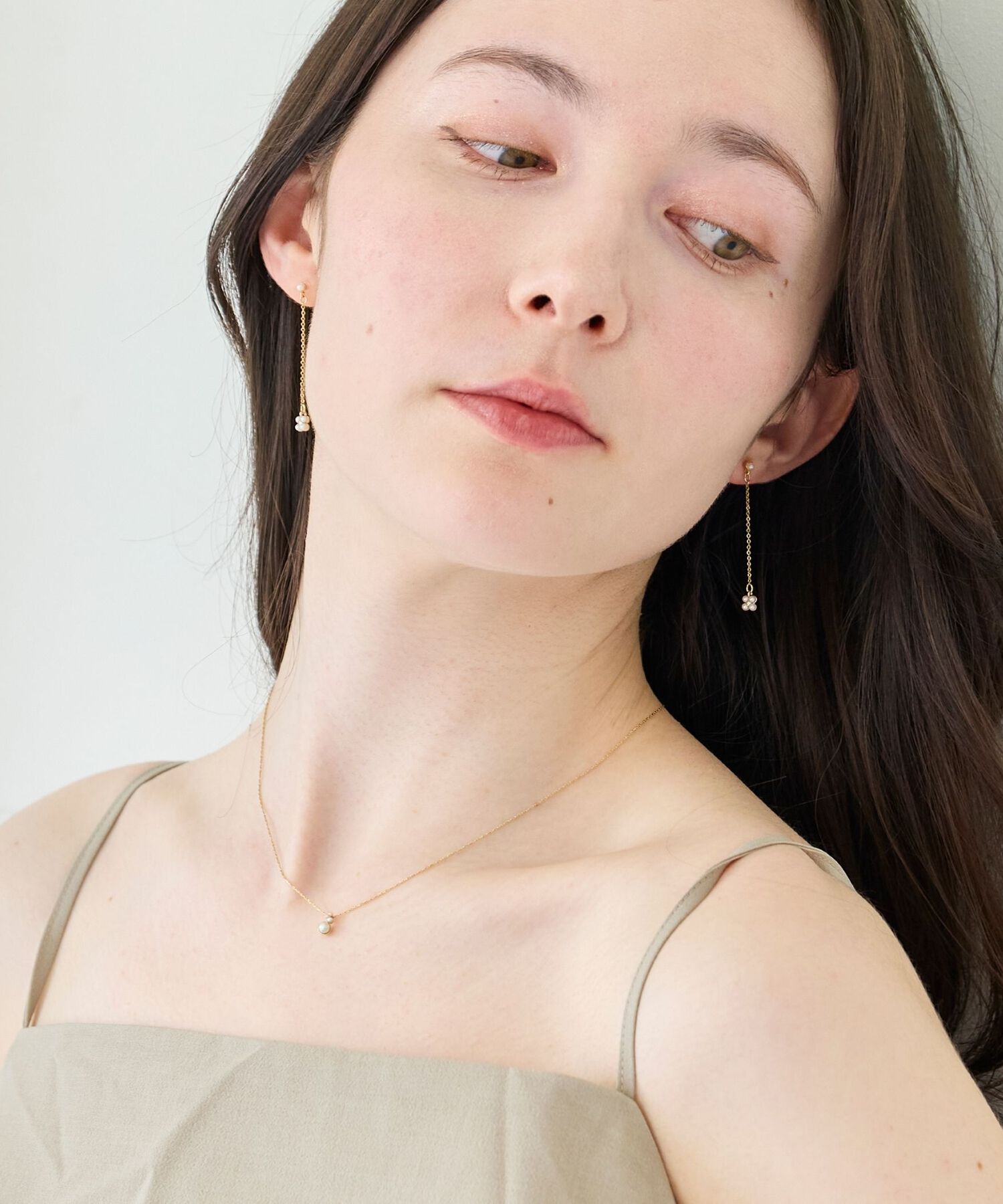 Phoebe「【金属アレルギー対応】タイニーフラワーロングセラミックポストピアス　チェーン/小粒パール/揺れる」|ピアス|