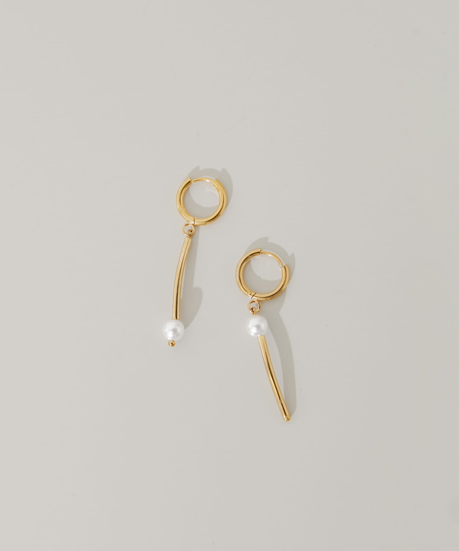 SMELLY「ステンレスアシンメトリーパールピアス」|ピアス|