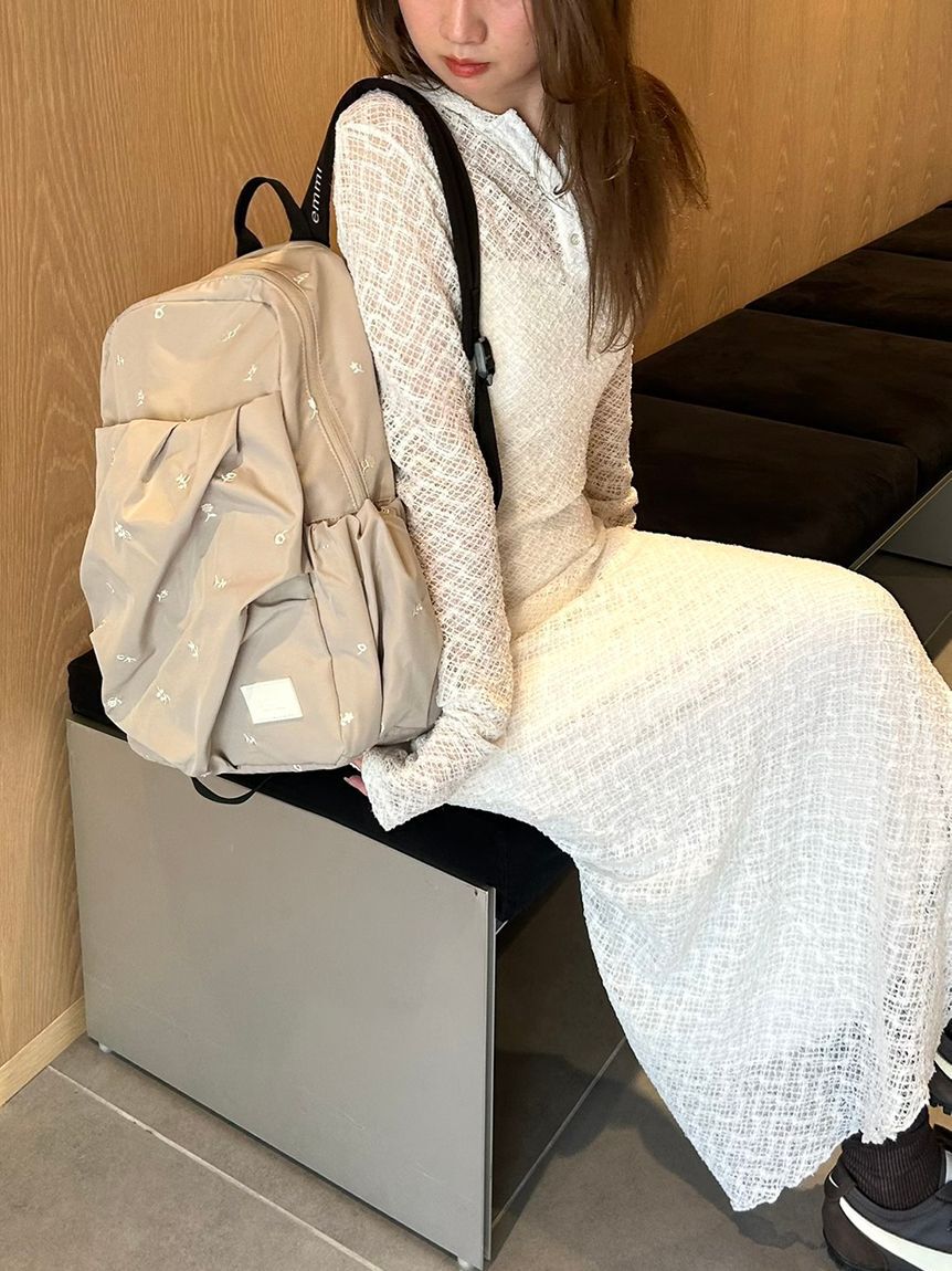 emmi atelier「【限定カラーあり】フラワー刺繍 撥水ギャザーボディーバックパック」|リュック|