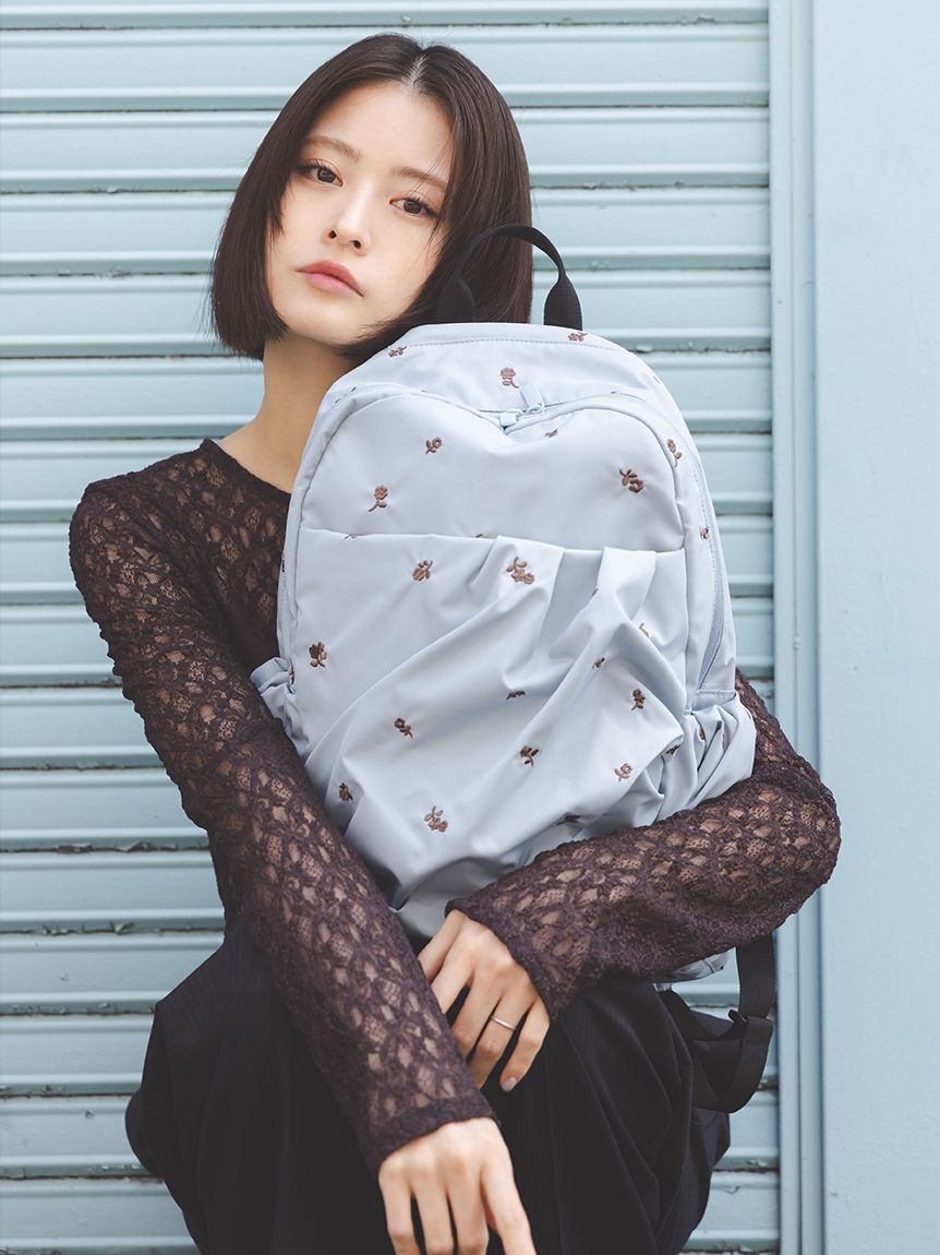 emmi atelier「【限定カラーあり】フラワー刺繍 撥水ギャザーボディーバックパック」|リュック|LBLU