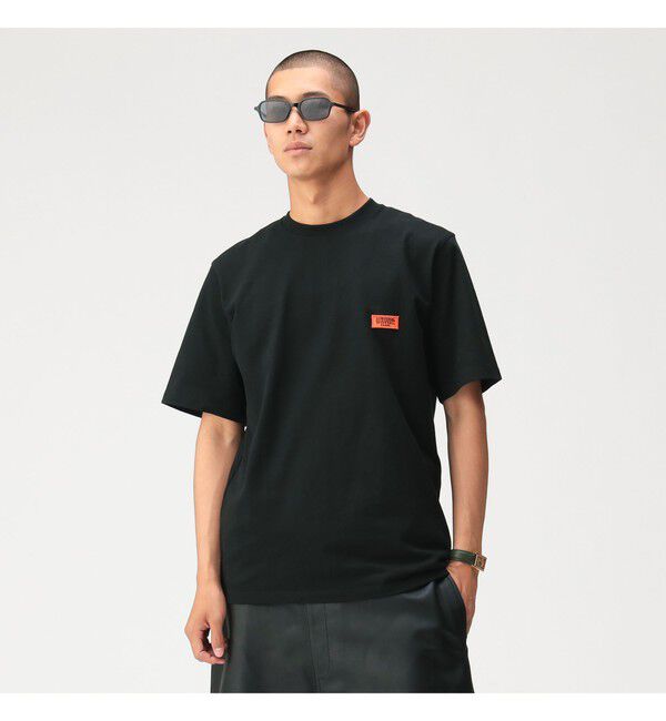 BEAMS「【別注】UNIVERSAL OVERALL / ロゴTシャツ」|Tシャツ・カットソー|BLACK