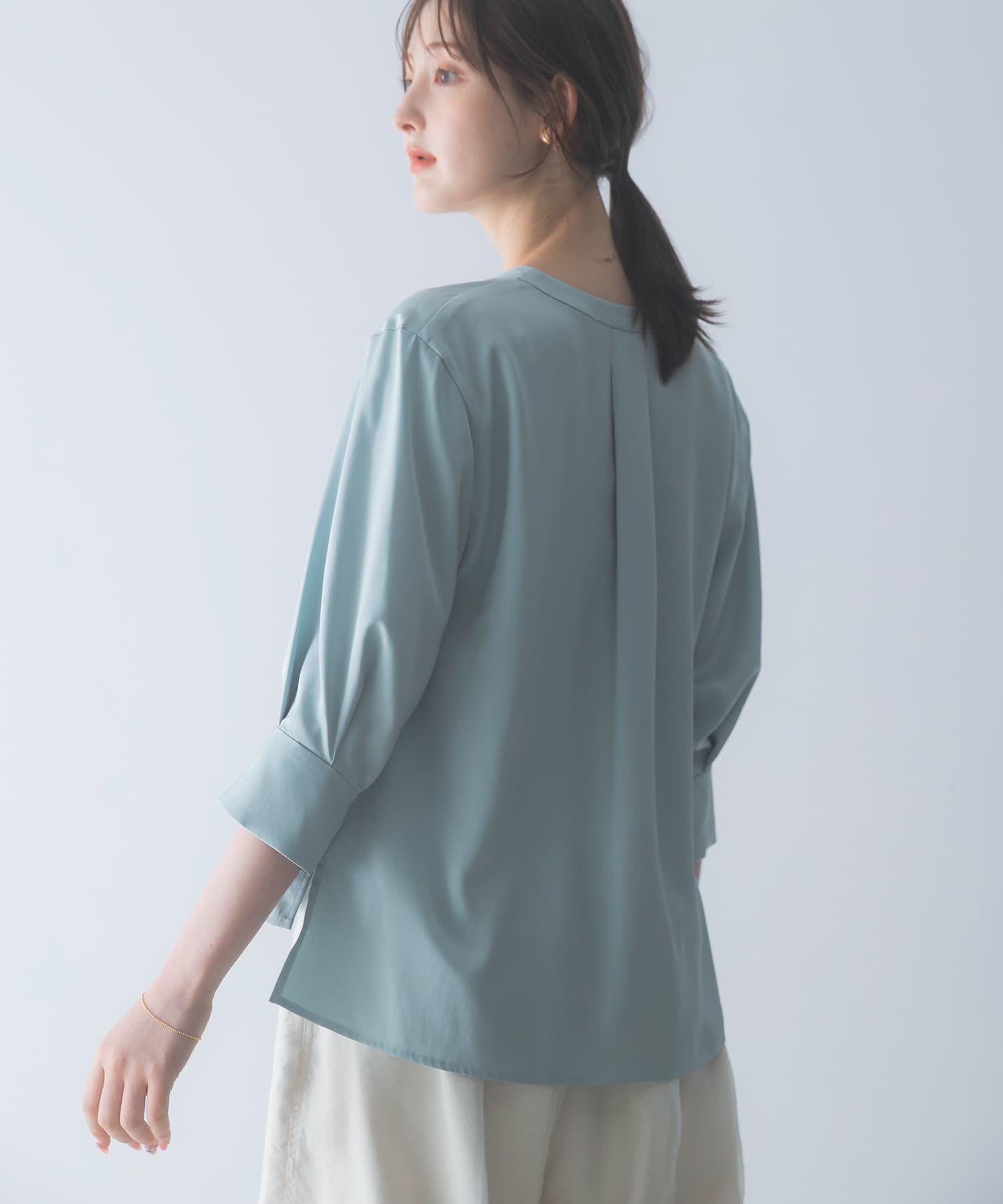URBAN RESEARCH ROSSO「シルキーツイルVネックブラウス」|シャツ・ブラウス|