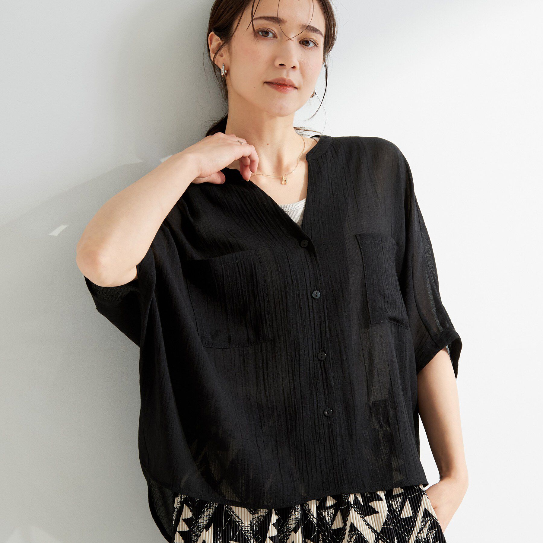 SHOO･LA･RUE「【洗濯機可/選べる6色】程よいシアー感が涼し気 ゆったりワッシャードルマンブラウス」|シャツ・ブラウス|ブラック(019)