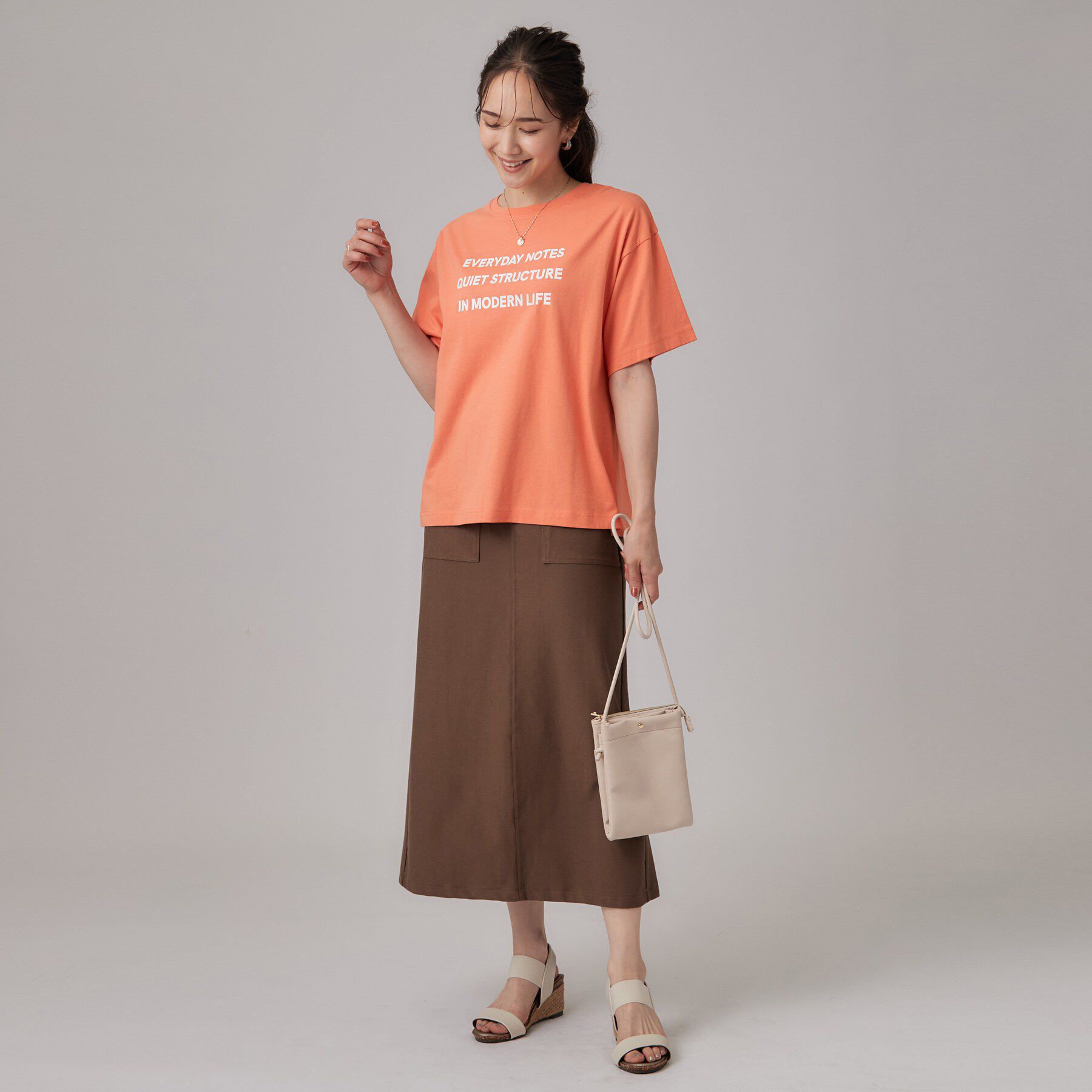 SHOO･LA･RUE「【S-LL/洗濯機可】大人っぽく着られる ジェルロゴプリントTシャツ」|Tシャツ・カットソー|