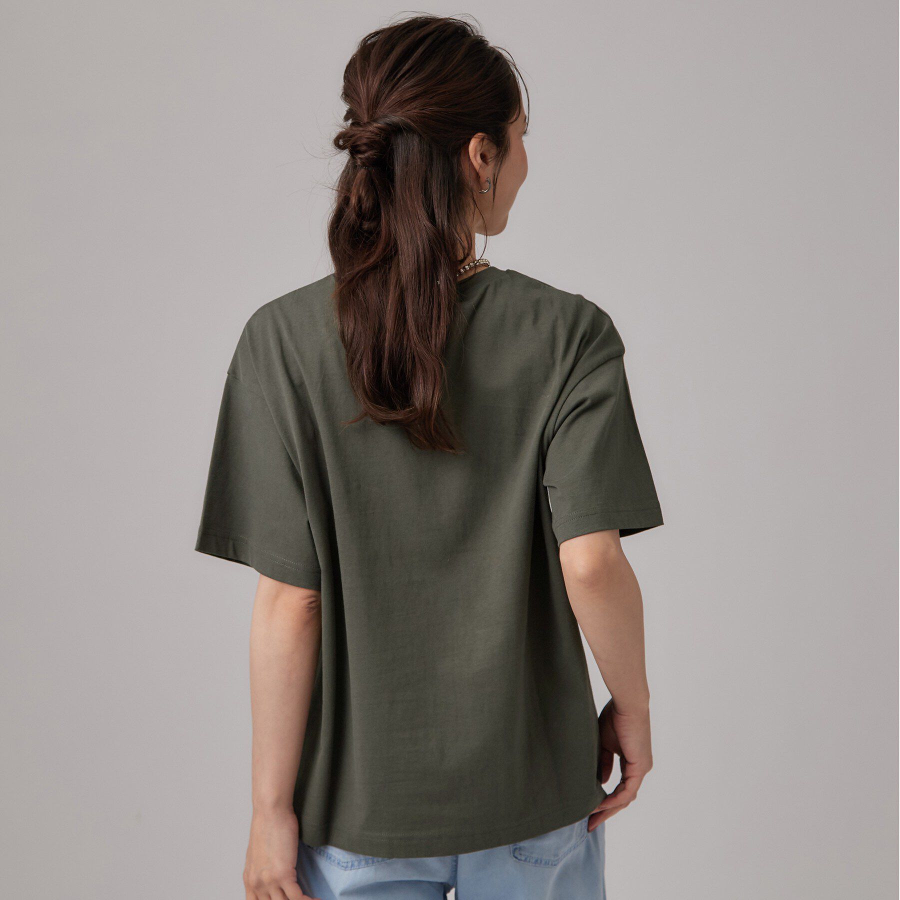 SHOO･LA･RUE「【S-LL/洗濯機可】大人っぽく着られる ジェルロゴプリントTシャツ」|Tシャツ・カットソー|
