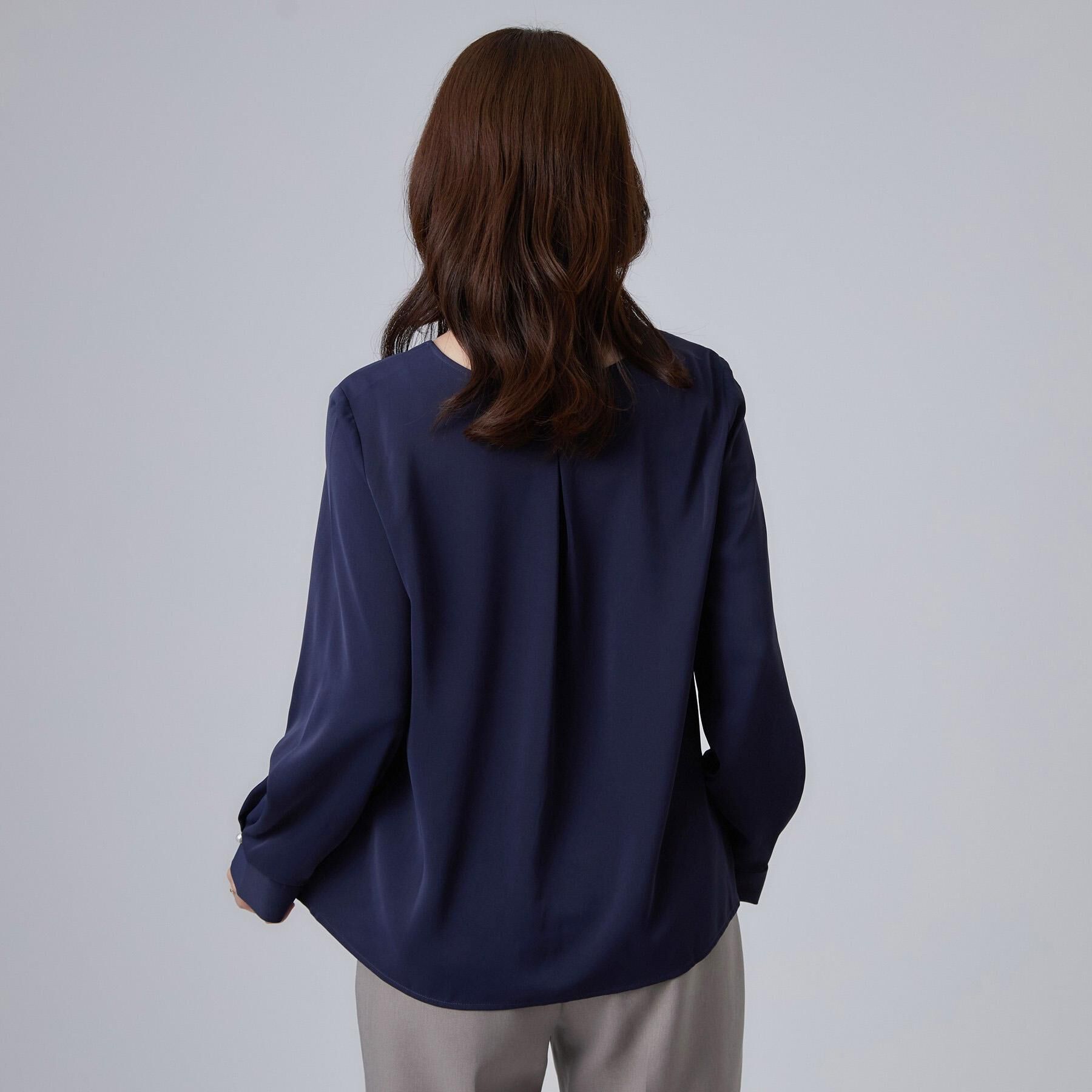 SHOO･LA･RUE「【通勤/UV/洗濯後しわになりにくい/S-LL】プチフリルで上品に 大人のサテンブラウス」|シャツ・ブラウス|
