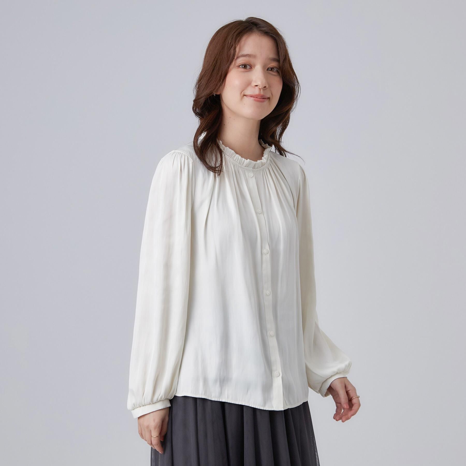 SHOO･LA･RUE「【通勤/UV/洗濯後しわになりにくい/S-LL】プチフリルで上品に 大人のサテンブラウス」|シャツ・ブラウス|