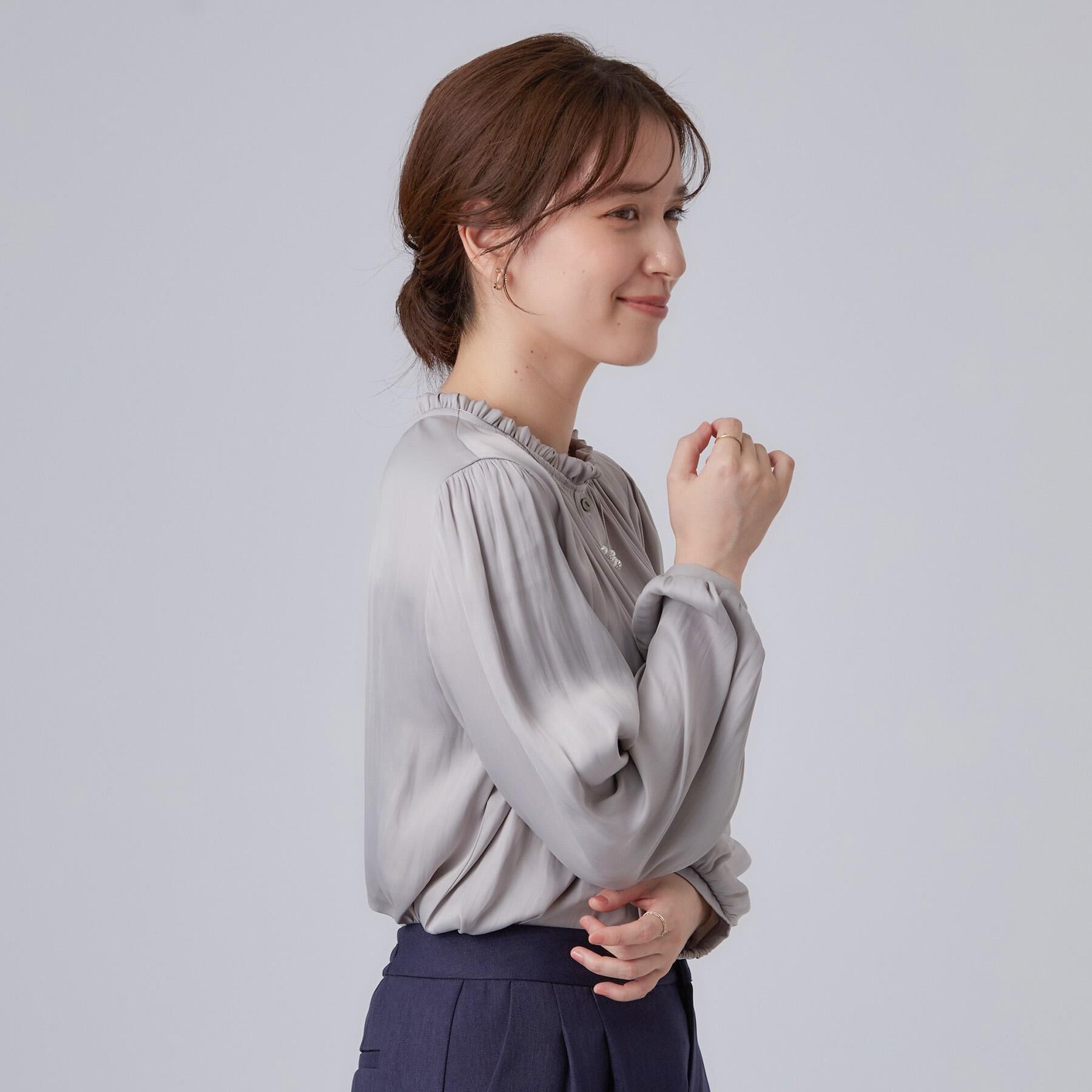 SHOO･LA･RUE「【通勤/UV/洗濯後しわになりにくい/S-LL】プチフリルで上品に 大人のサテンブラウス」|シャツ・ブラウス|