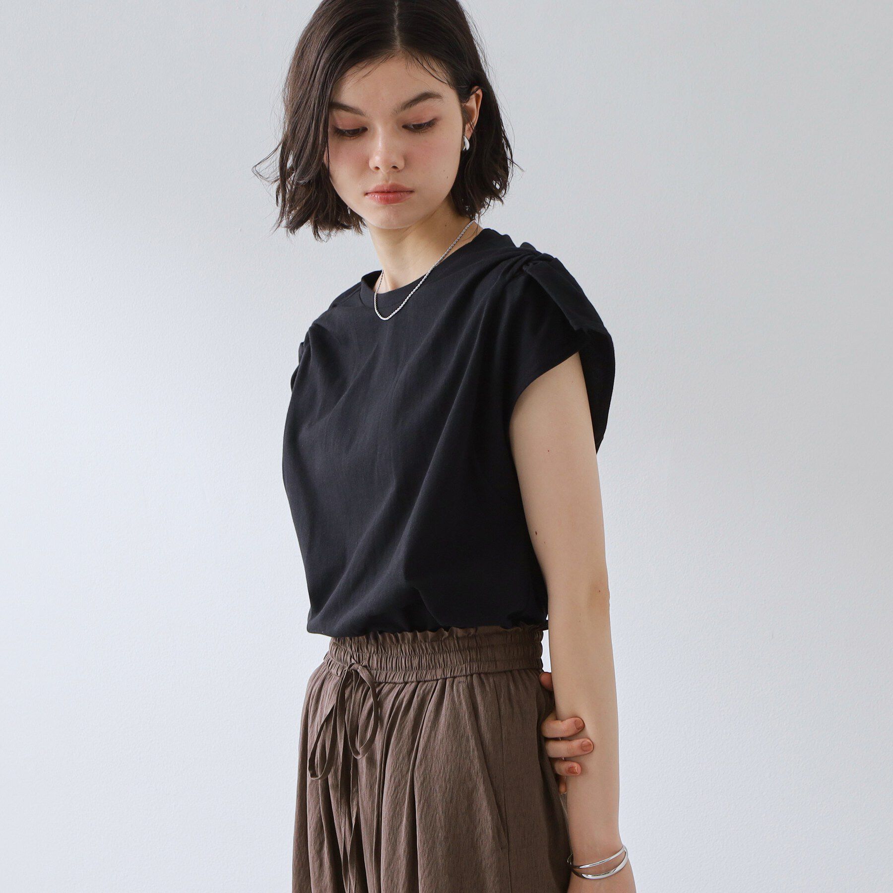 THE SHOP TK「【ひんやり/汗じみ防止】ツイストアクセントトップス」|Tシャツ・カットソー|