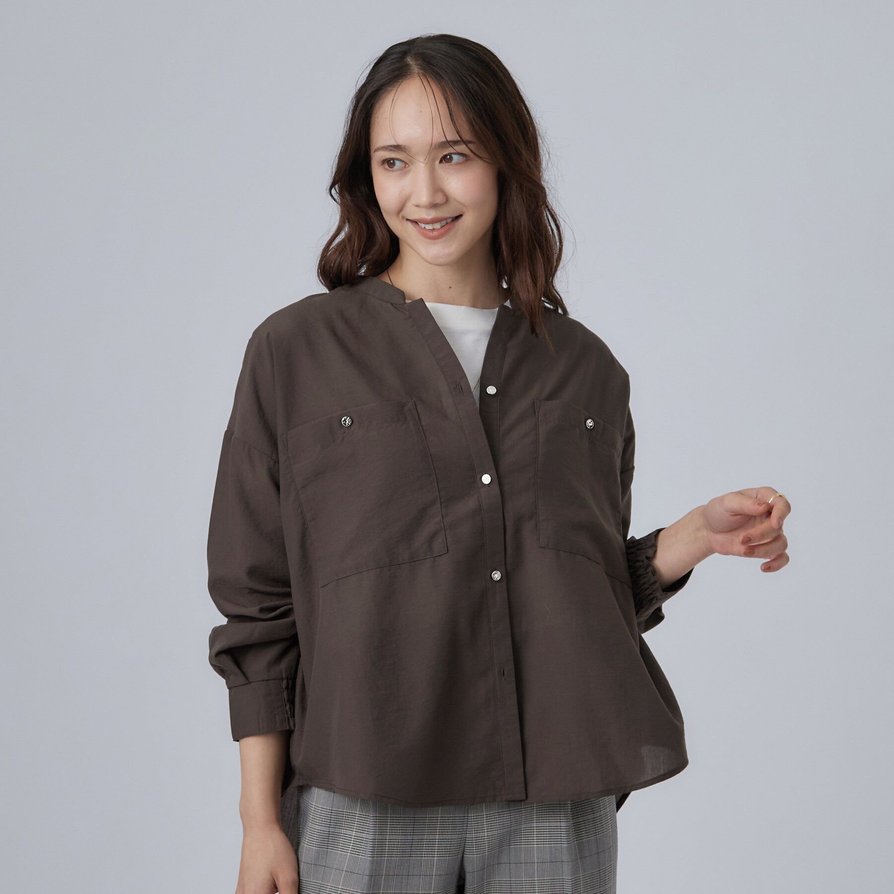 SHOO･LA･RUE「【洗濯後しわになりにくい/S-LL】キーネック金ボタンポケットシャツ」|シャツ・ブラウス|