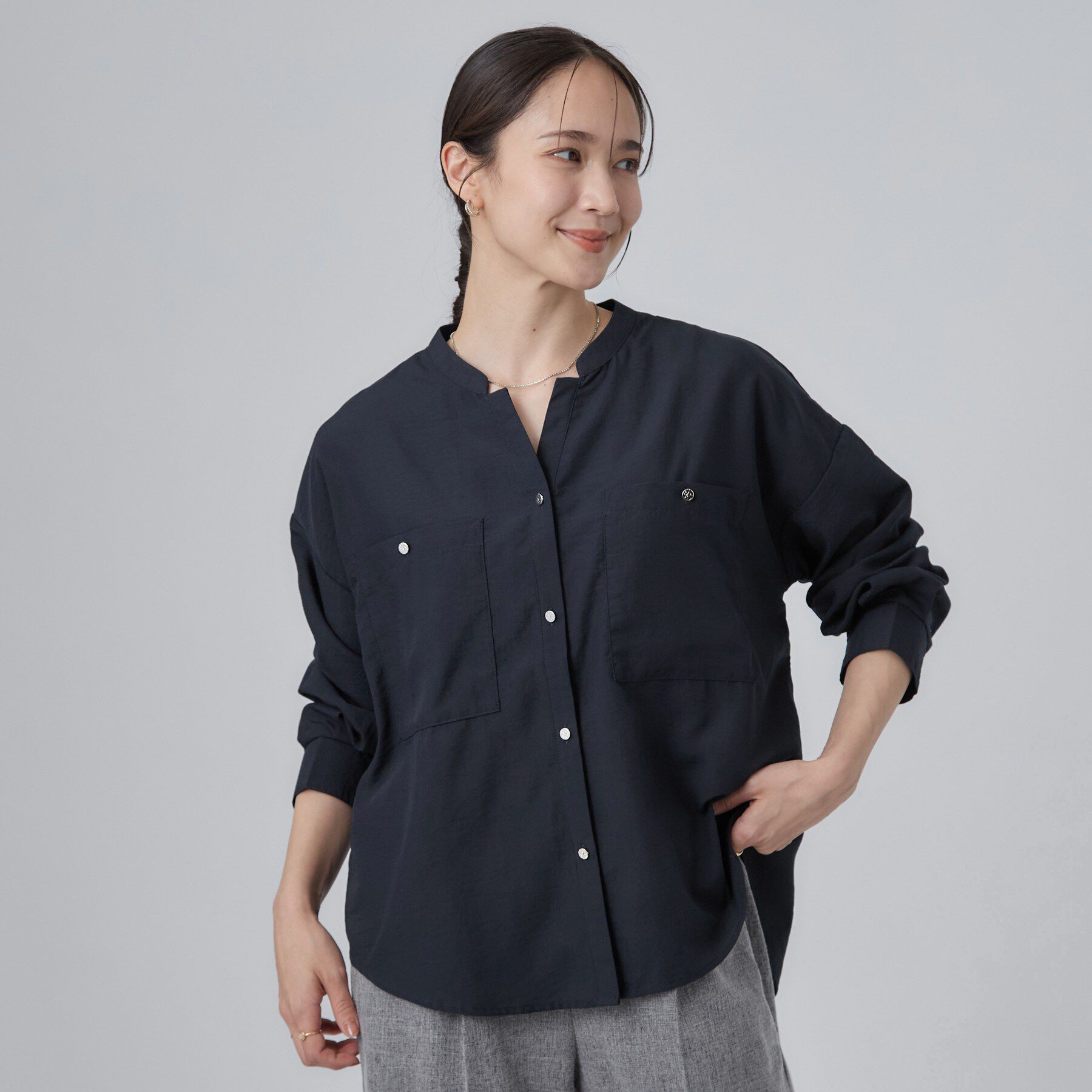 SHOO･LA･RUE「【洗濯後しわになりにくい/S-LL】キーネック金ボタンポケットシャツ」|シャツ・ブラウス|