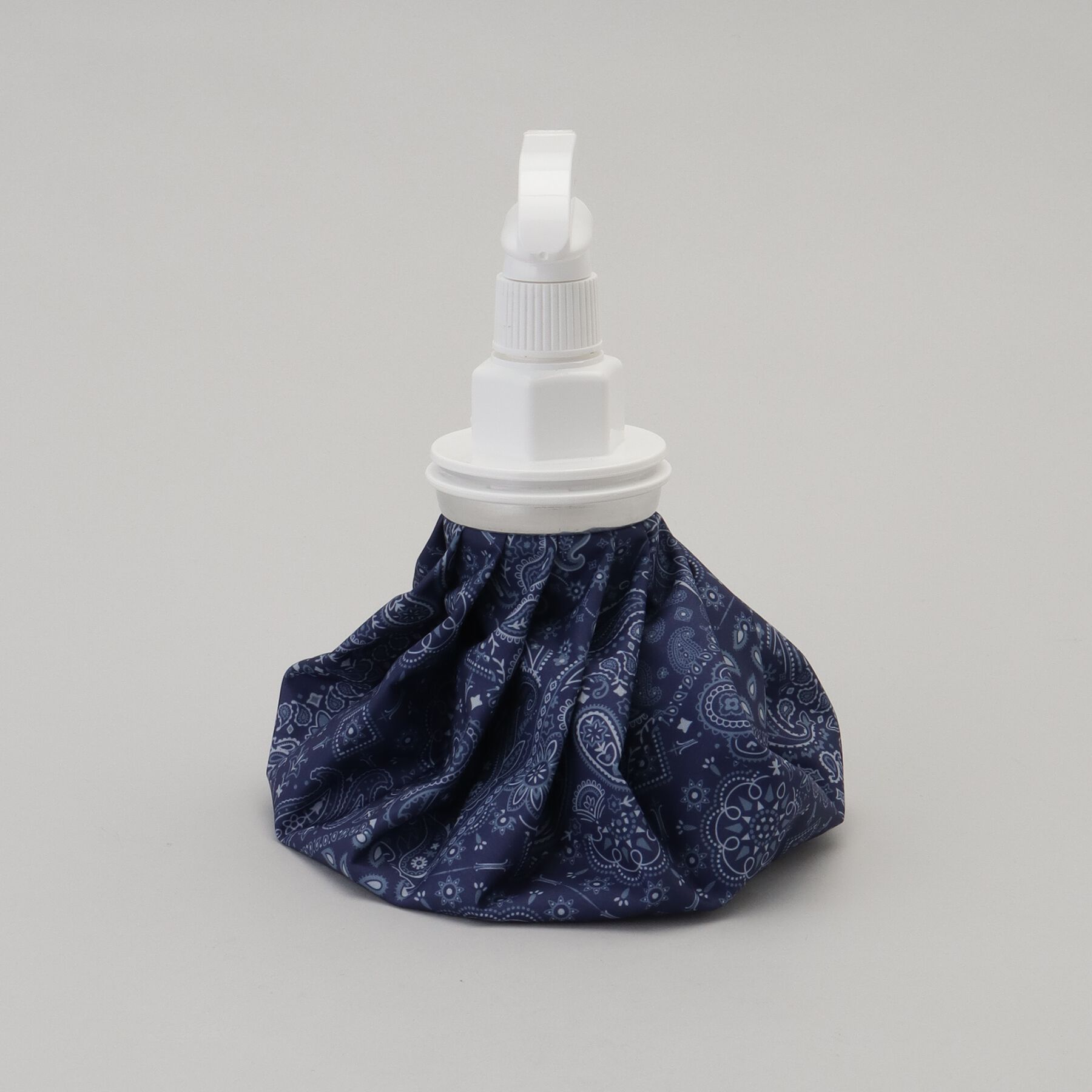 212 KITCHEN STORE「hieru スプレー氷のう ペイズリー ネイビー」|その他|