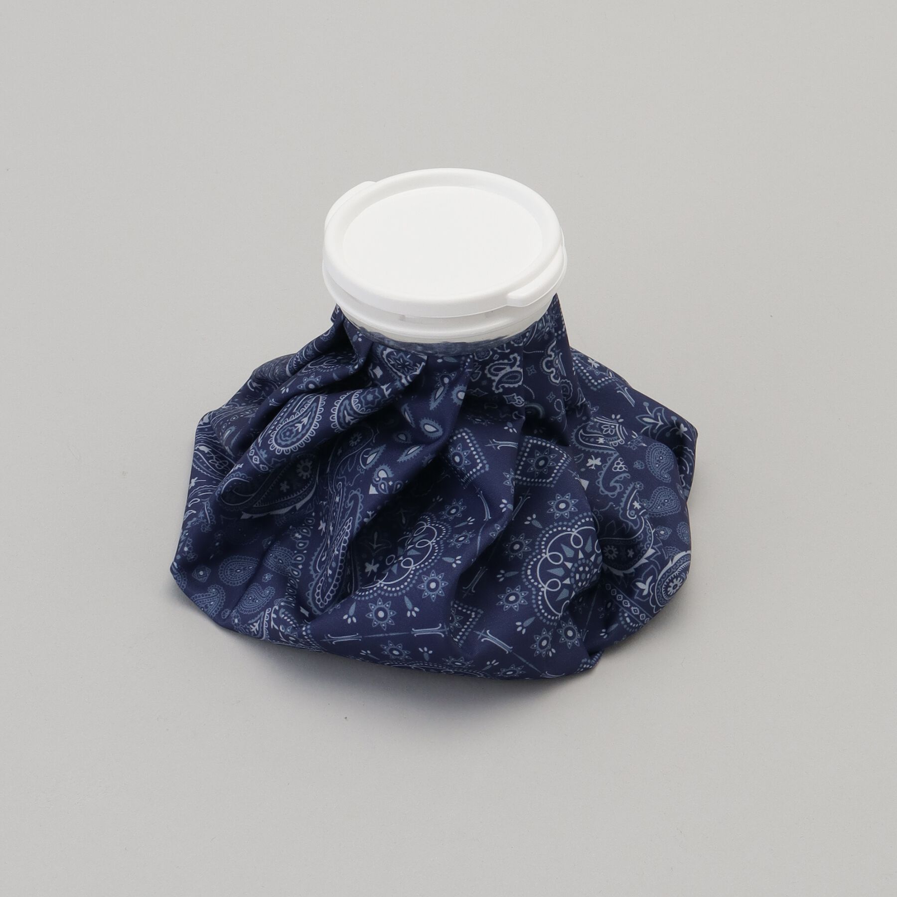 212 KITCHEN STORE「hieru スプレー氷のう ペイズリー ネイビー」|その他|