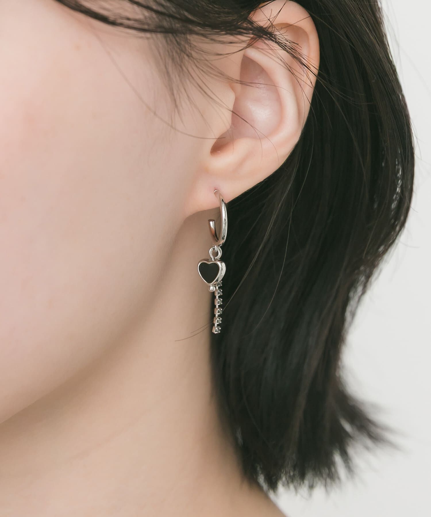 SMELLY「ブラックハートビジューチェーンピアス」|ピアス|