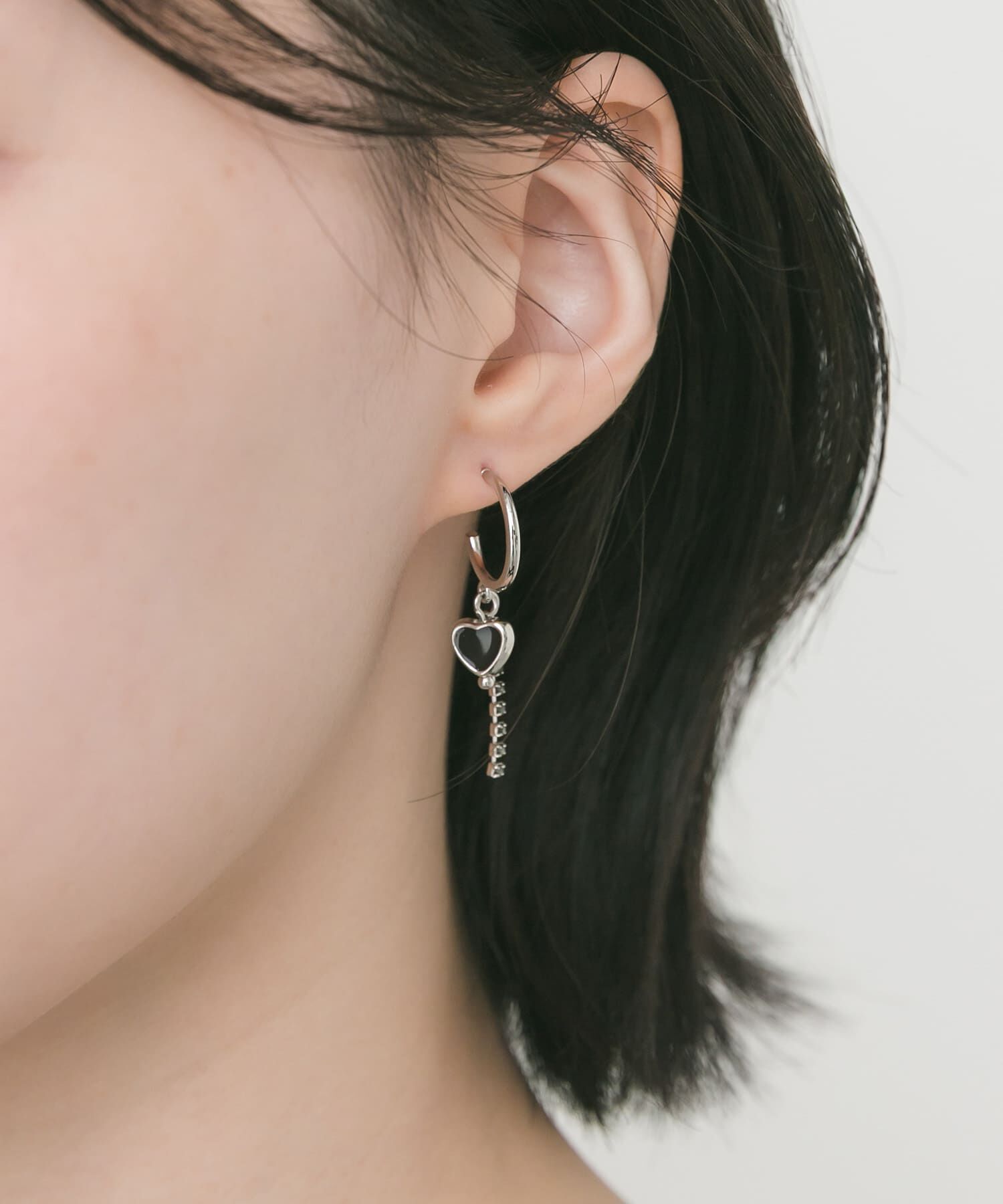 SMELLY「ブラックハートビジューチェーンピアス」|ピアス|