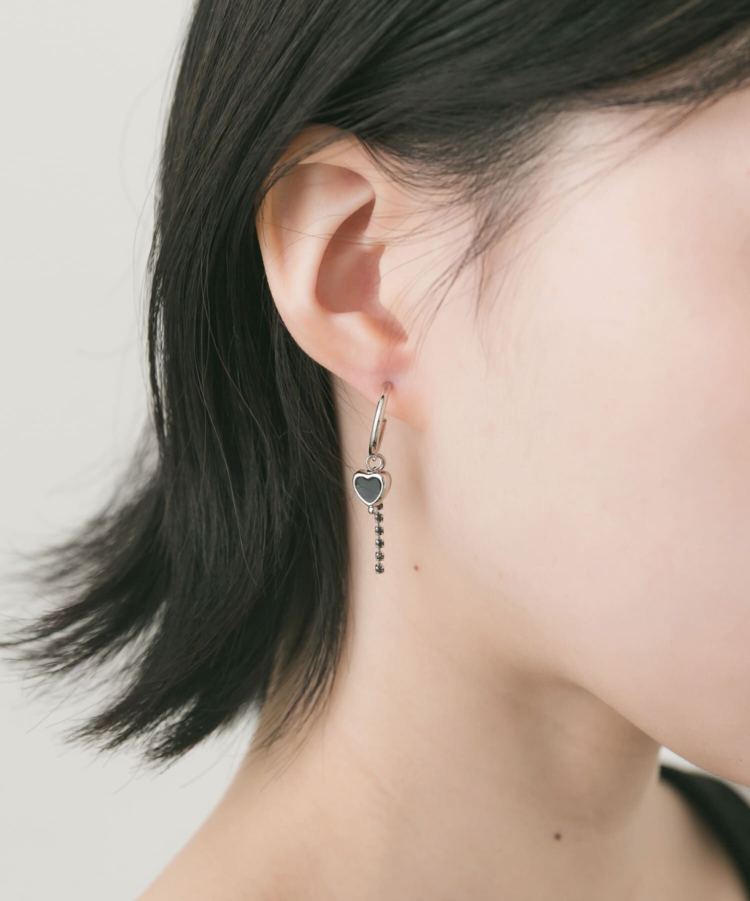 SMELLY「ブラックハートビジューチェーンピアス」|ピアス|