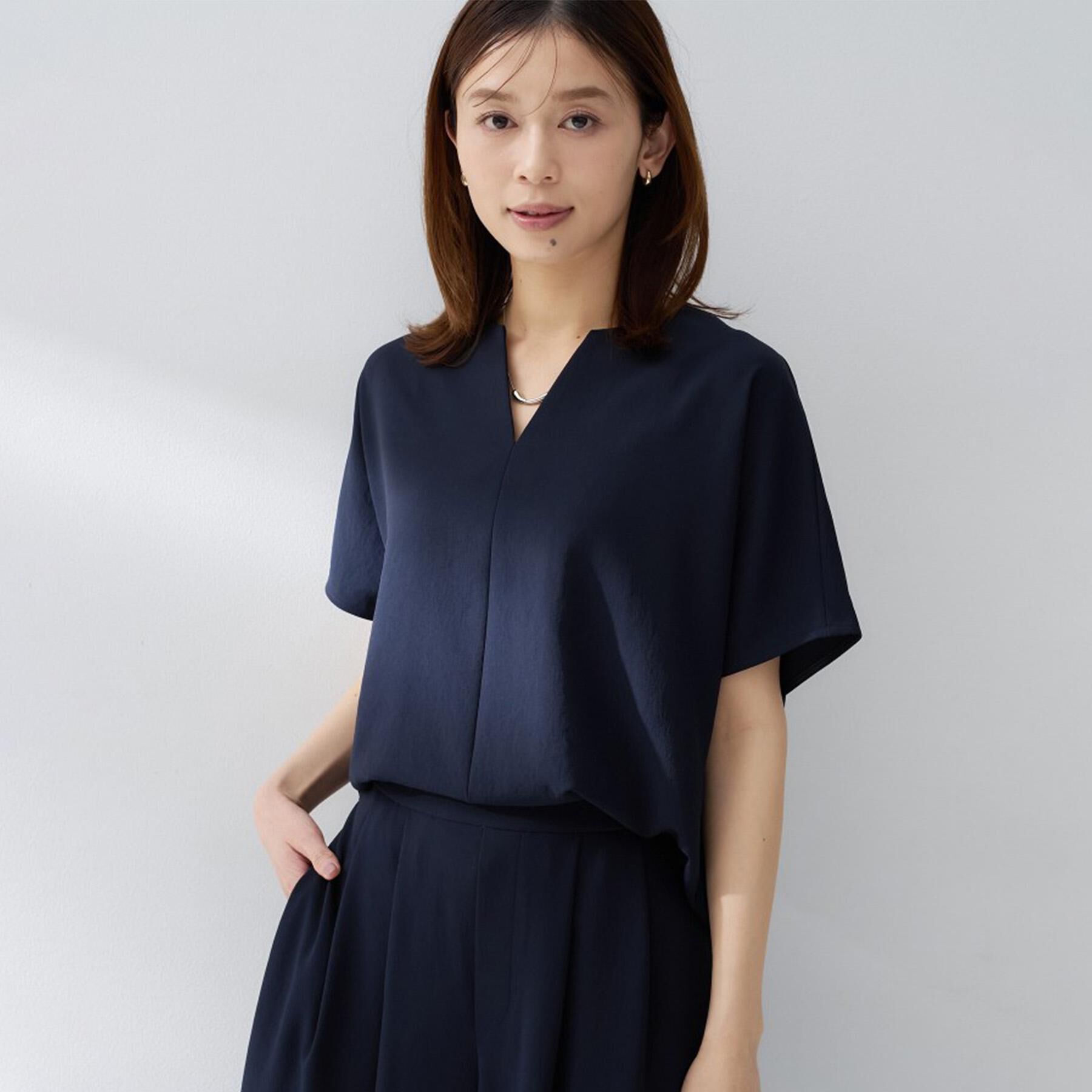 UNTITLED「【UV/接触冷感/セットアップ可】リラクシーキーVネックブラウス」|シャツ・ブラウス|