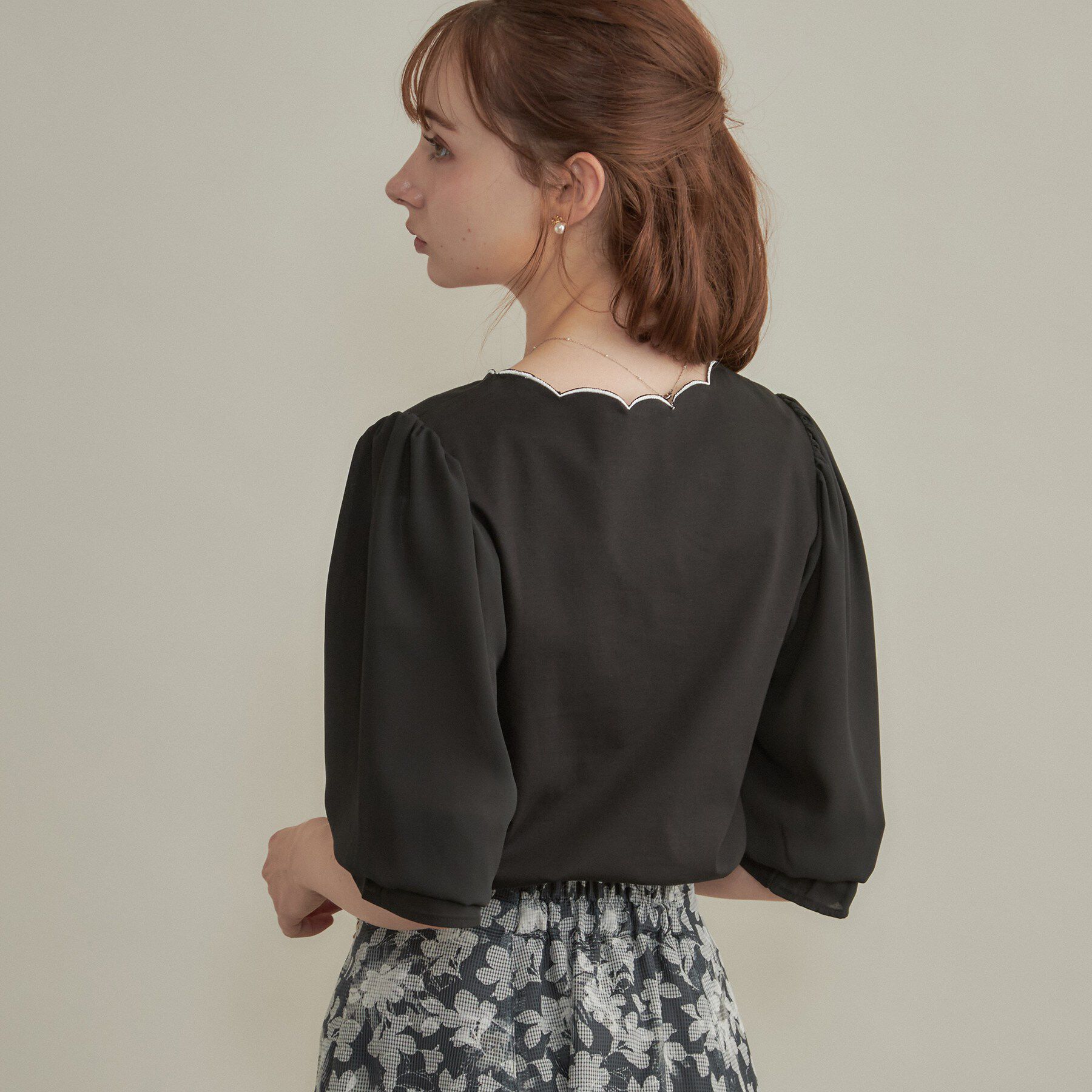 Couture broach「【顔まわり華やぐ・接触冷感・UVカット】スカラ刺繍トップス」|Tシャツ・カットソー|
