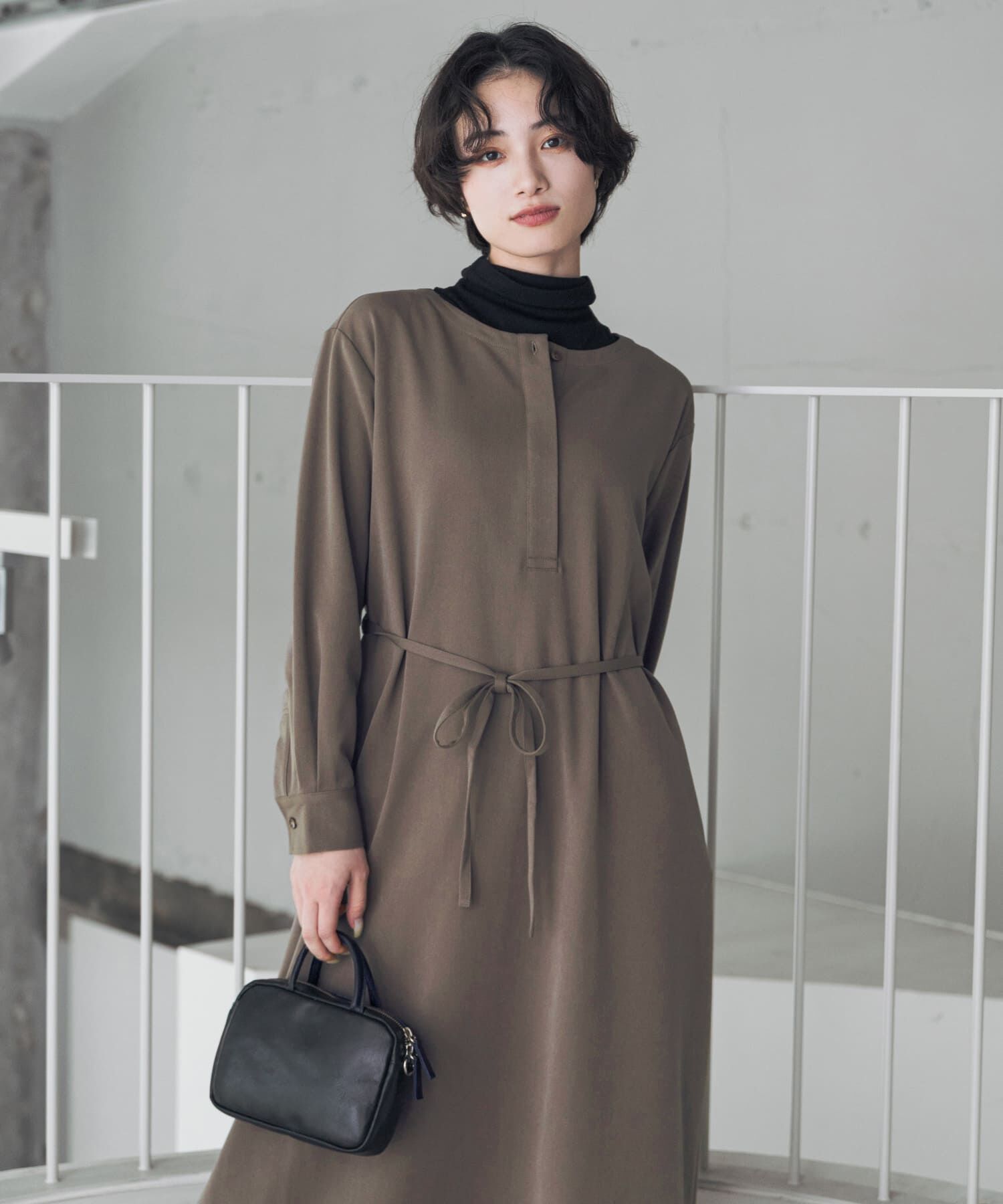 URBAN RESEARCH DOORS「『UR TECH』完声ヘンリーネックワンピース」|ワンピース|ベージュ