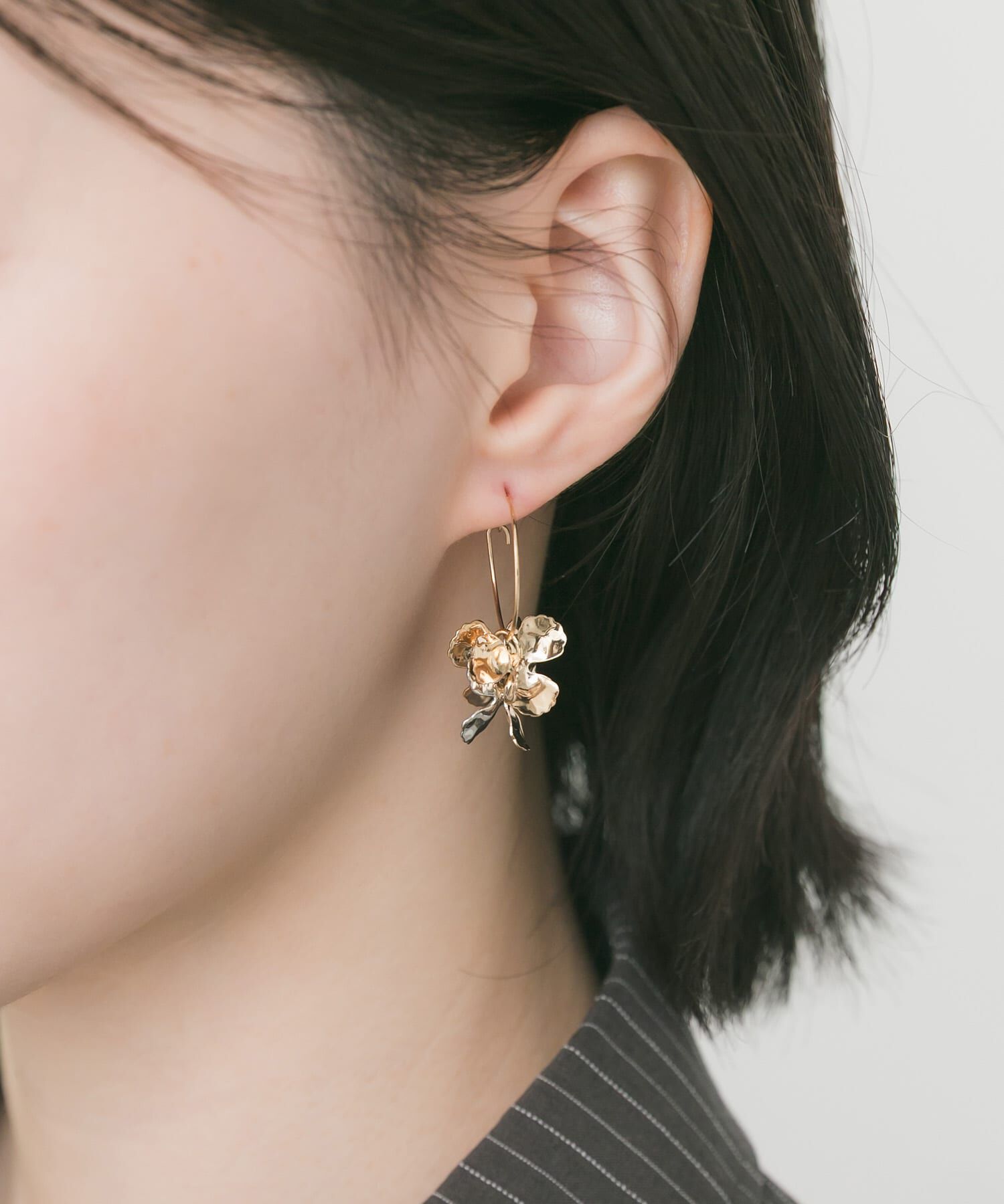 SMELLY「メタルフラワーナローフープピアス」|ピアス|