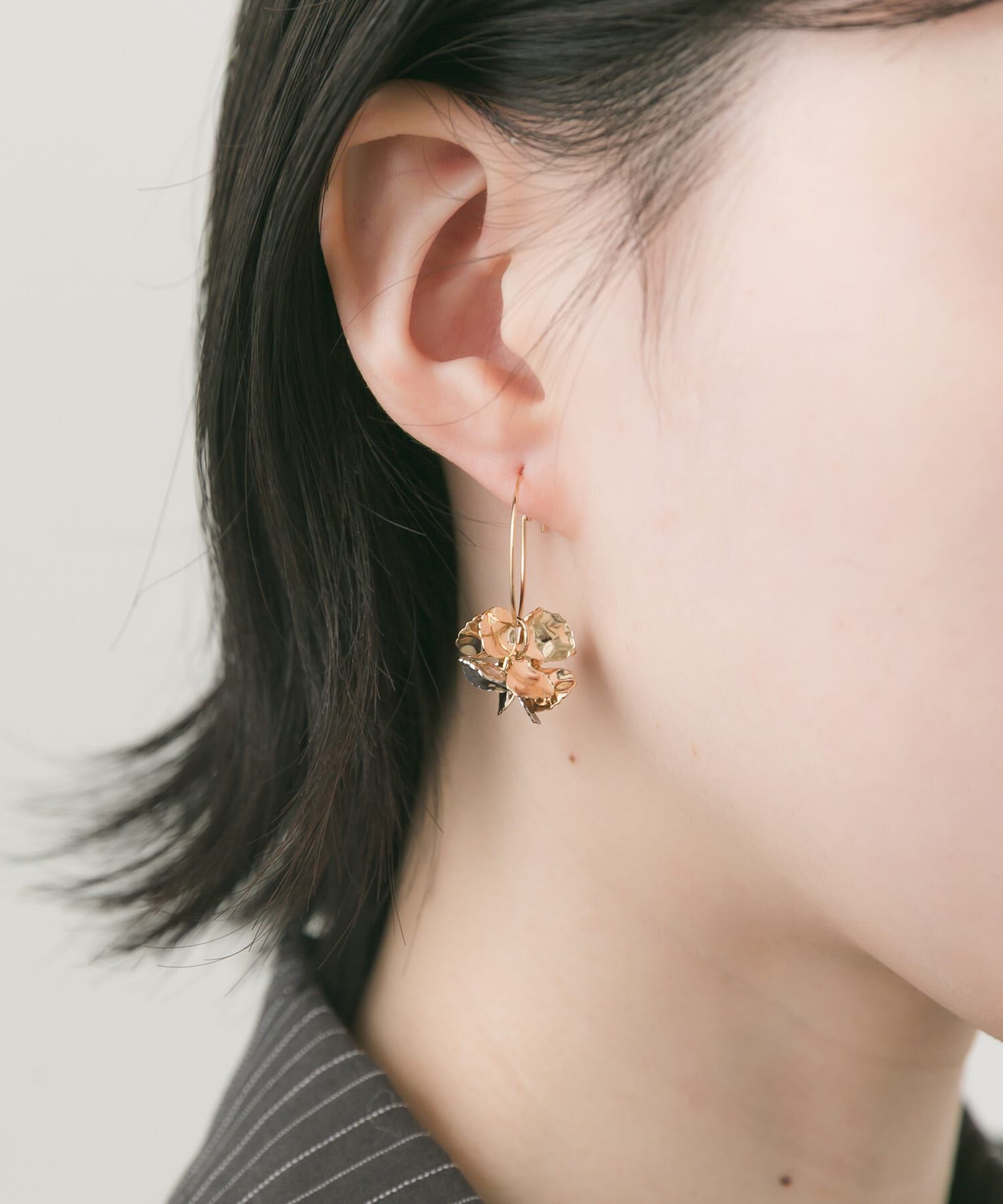 SMELLY「メタルフラワーナローフープピアス」|ピアス|