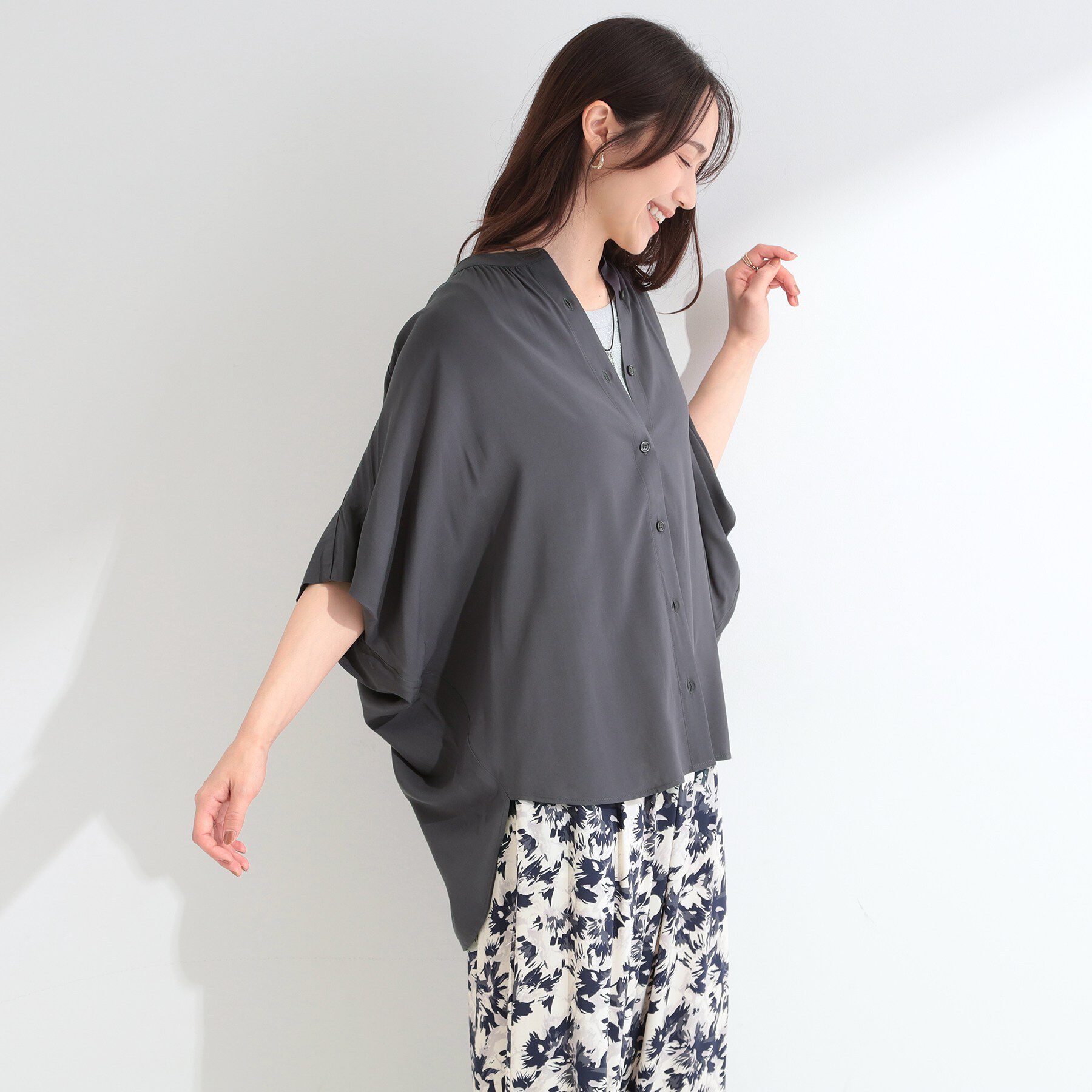 SHOO･LA･RUE「【ひんやり/洗濯機可/体型カバー】二の腕隠れる ゆるっとドルマンバンドカラーシャツ」|シャツ・ブラウス|