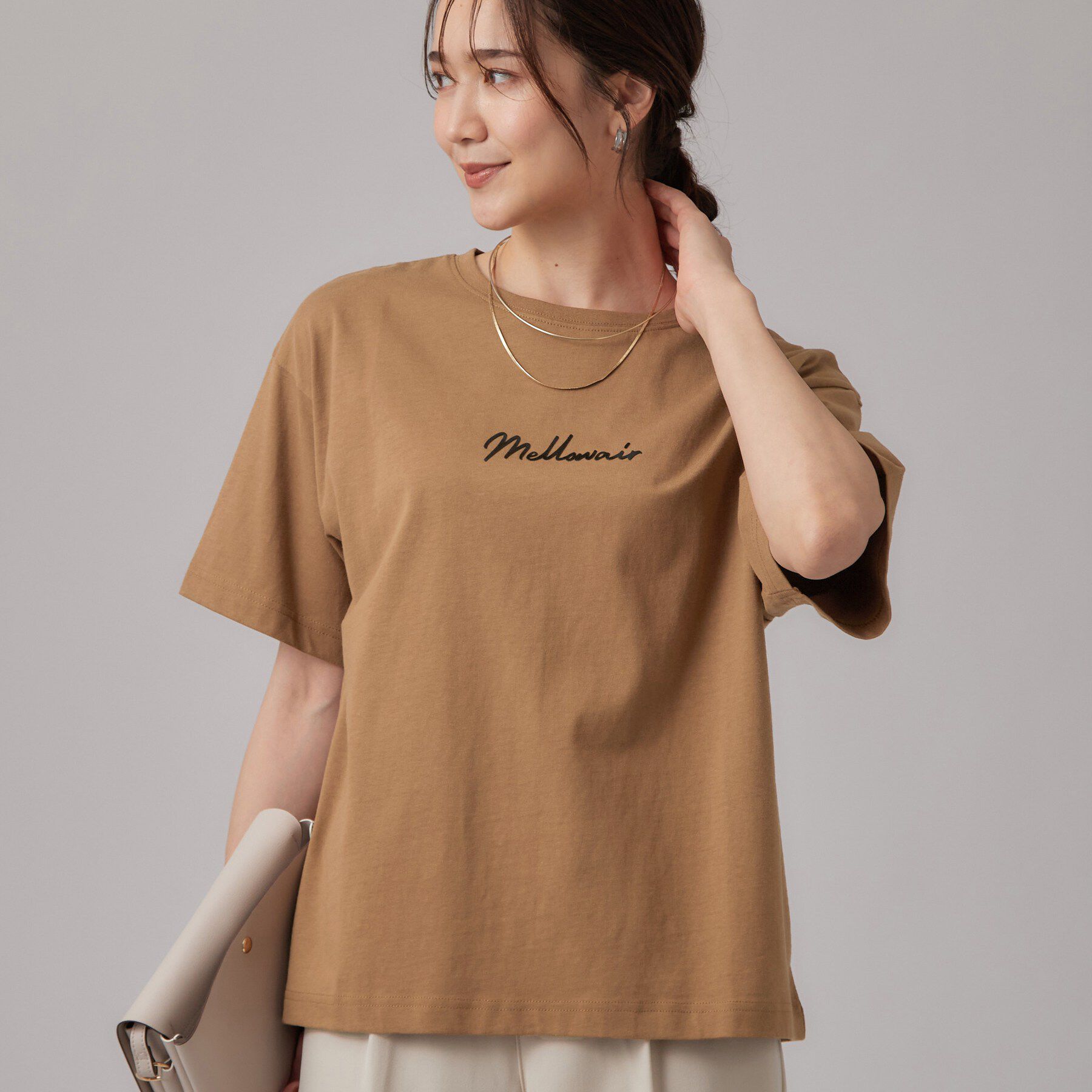 SHOO･LA･RUE「【S-LL/洗濯機可】大人っぽく着られる ジェルロゴプリントTシャツ」|Tシャツ・カットソー|ブラウン(043)