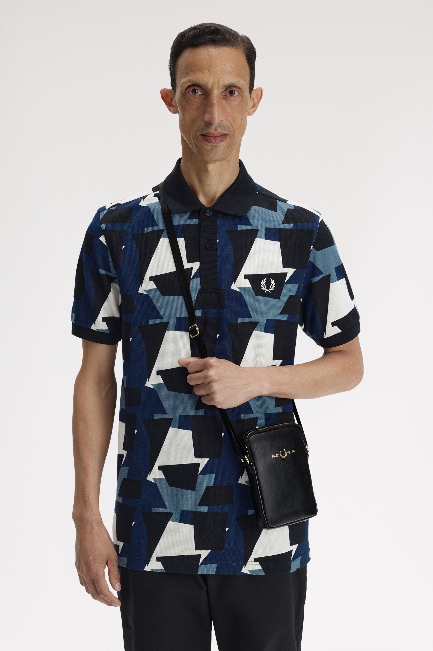 FRED PERRY 「Smooth Leather Small Side Bag／スムースレザーサイドバッグ」|ショルダー・メッセンジャー|