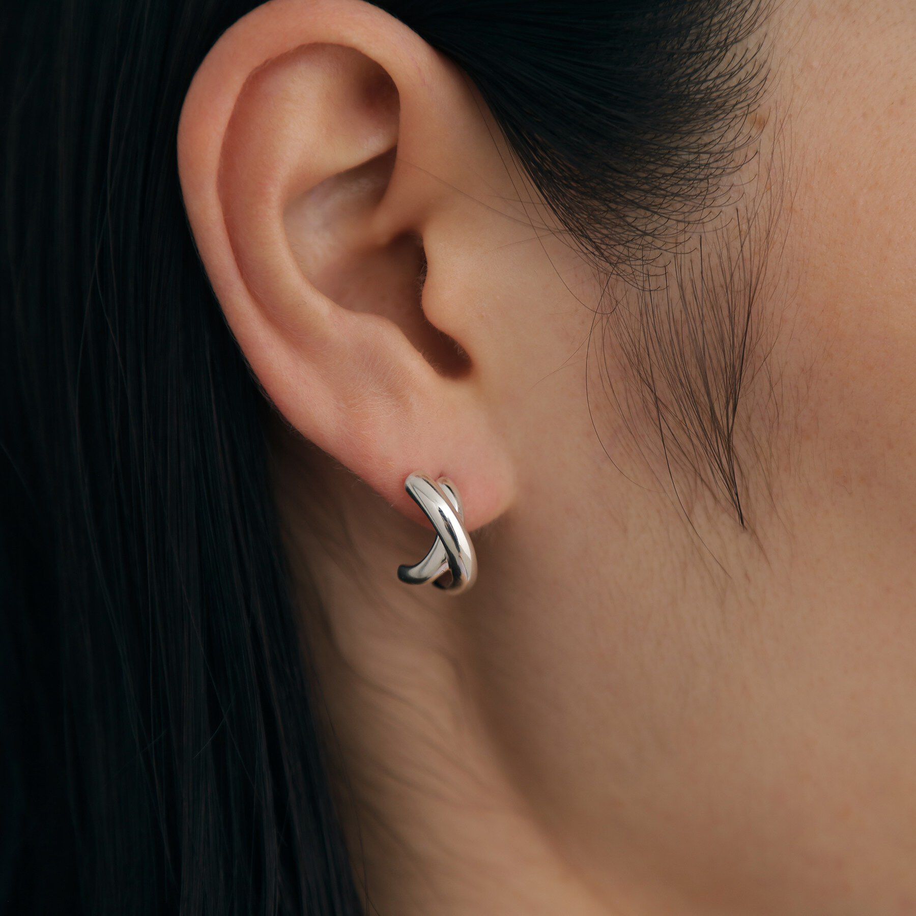COCOSHNIK ONKITSCH「シルバー アシンメドームクロスピアス」|ピアス|