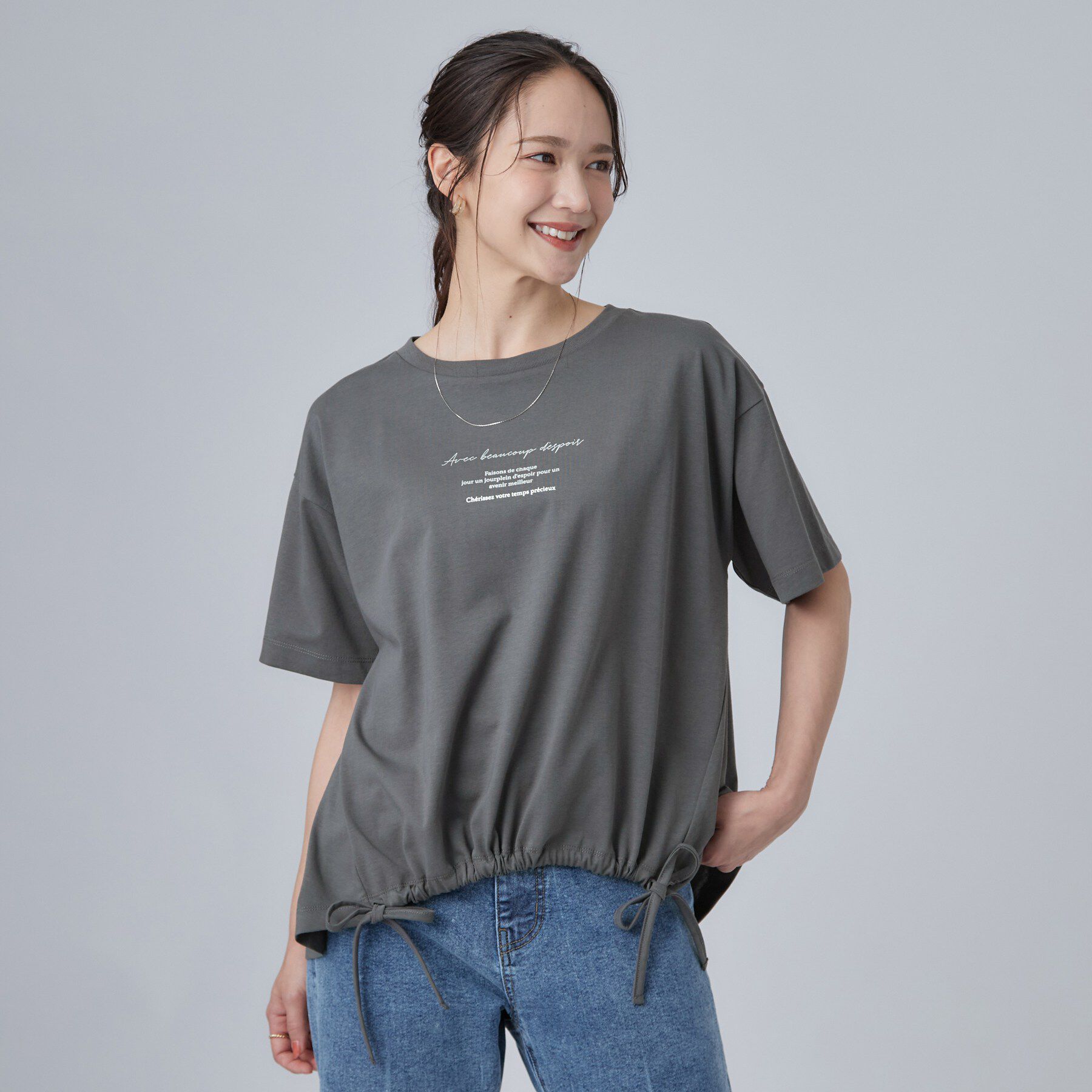 SHOO･LA･RUE「【ひんやり/体型カバー】プリントデザインが目を惹く 裾シャーリングTシャツ」|Tシャツ・カットソー|