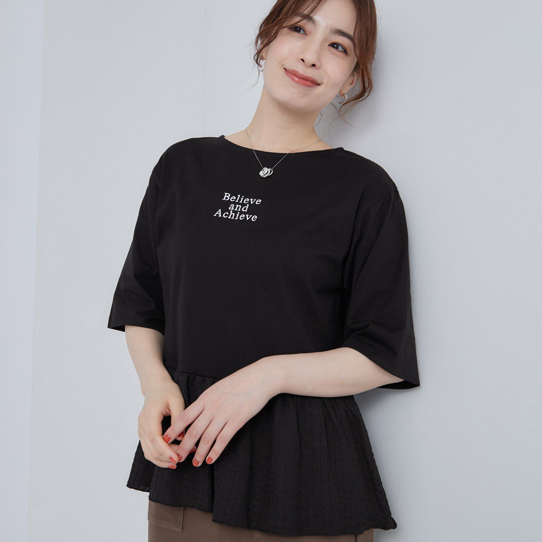 SHOO･LA･RUE「【S-LL】自然に体型カバー 裾切替 ペプラム刺繍Tシャツ」|Tシャツ・カットソー|ブラック(019)