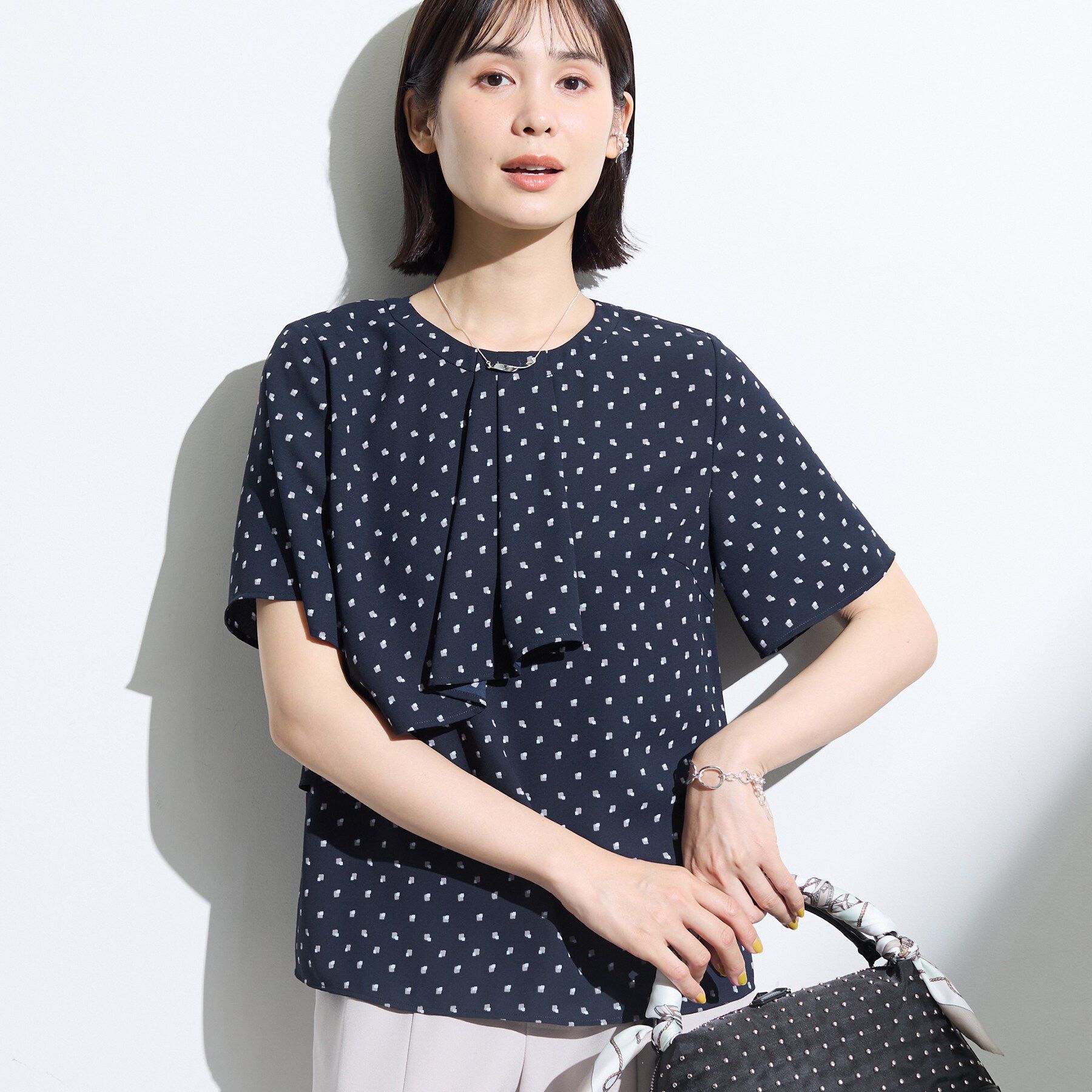 INDIVI「【接触冷感／UVケア】ボウタイ風 幾何学柄ブラウス」|シャツ・ブラウス|ネイビー(194)