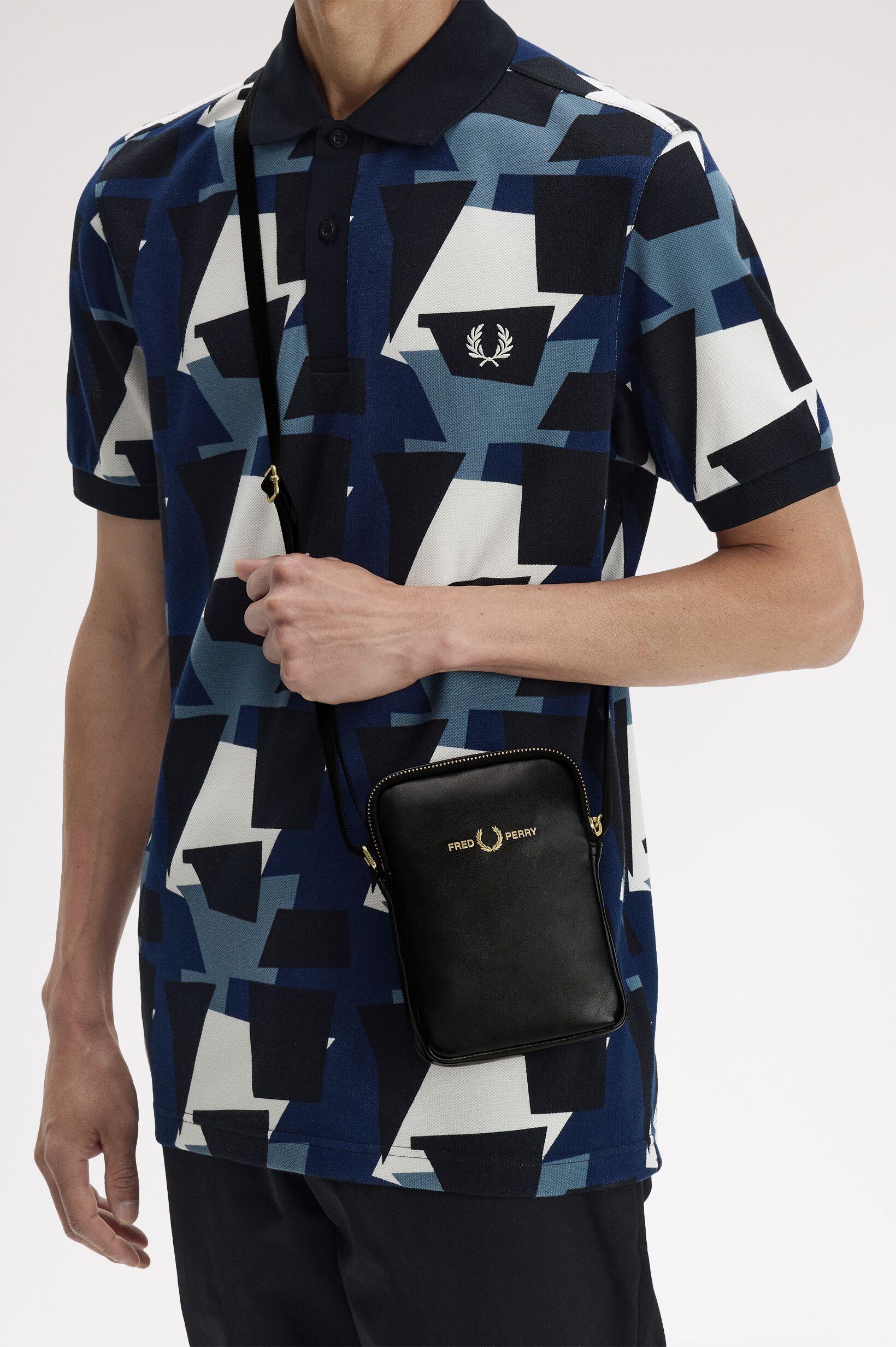 FRED PERRY 「Smooth Leather Small Side Bag／スムースレザーサイドバッグ」|ショルダー・メッセンジャー|