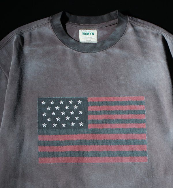  「【UNISEX】【KOOKY'N】スタースタッズフラッググラフィックTEE」|Tシャツ・カットソー|チャコールグレー