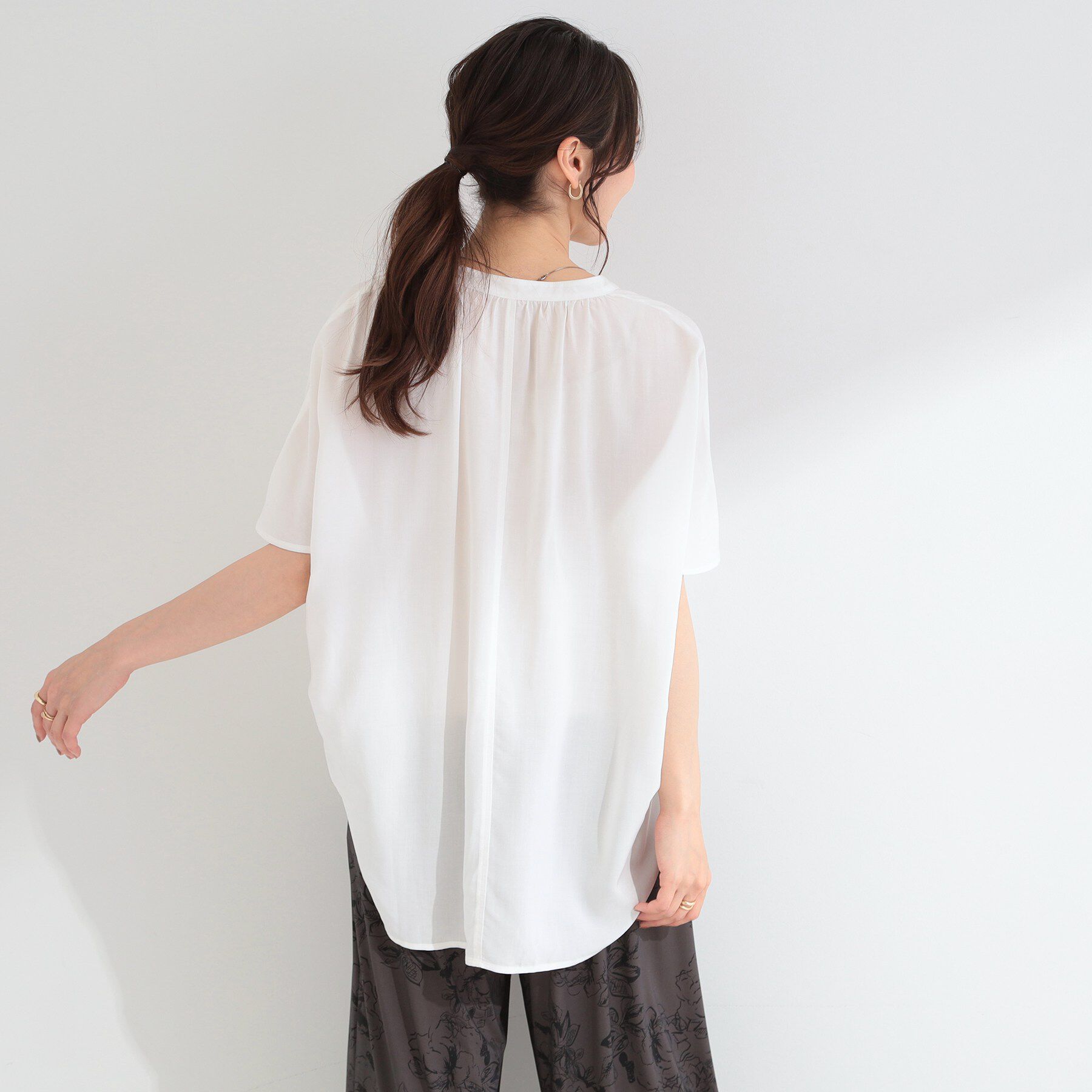 SHOO･LA･RUE「【洗濯機可/体型カバー】とろみタックスキッパーブラウス」|シャツ・ブラウス|