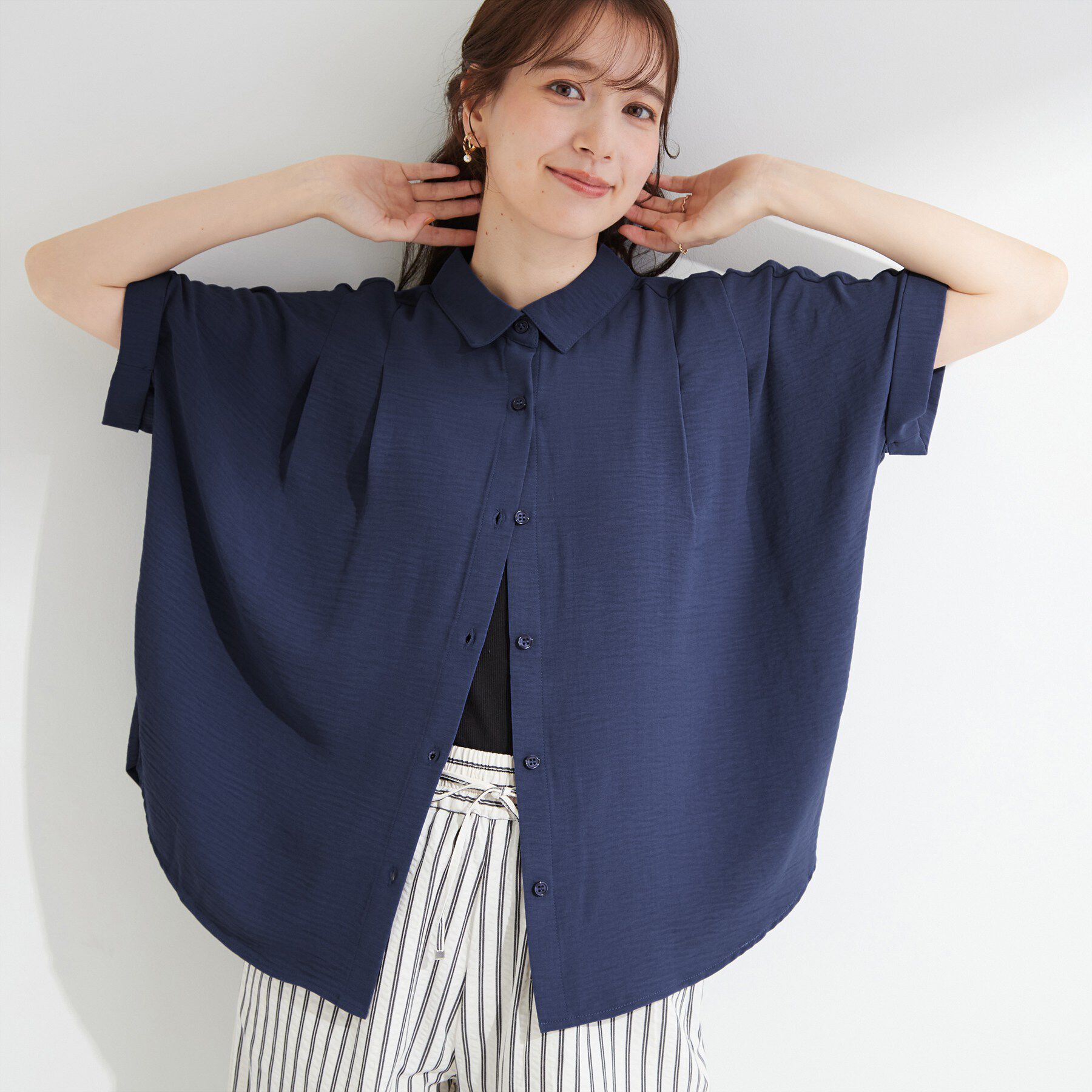 SHOO･LA･RUE「【ひんやり/洗濯後しわになりにくい/体型カバー】二の腕も隠せる　お袖ロールアップ半袖シャツ」|シャツ・ブラウス|ブルー(093)