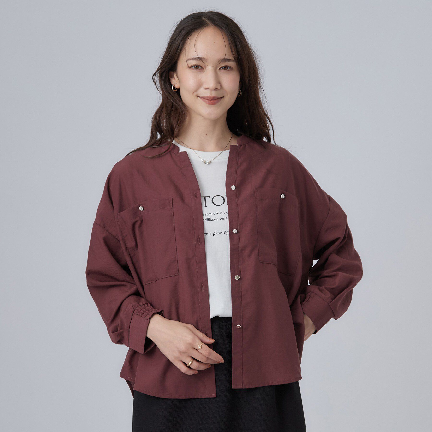 SHOO･LA･RUE「【洗濯後しわになりにくい/S-LL】キーネック金ボタンポケットシャツ」|シャツ・ブラウス|