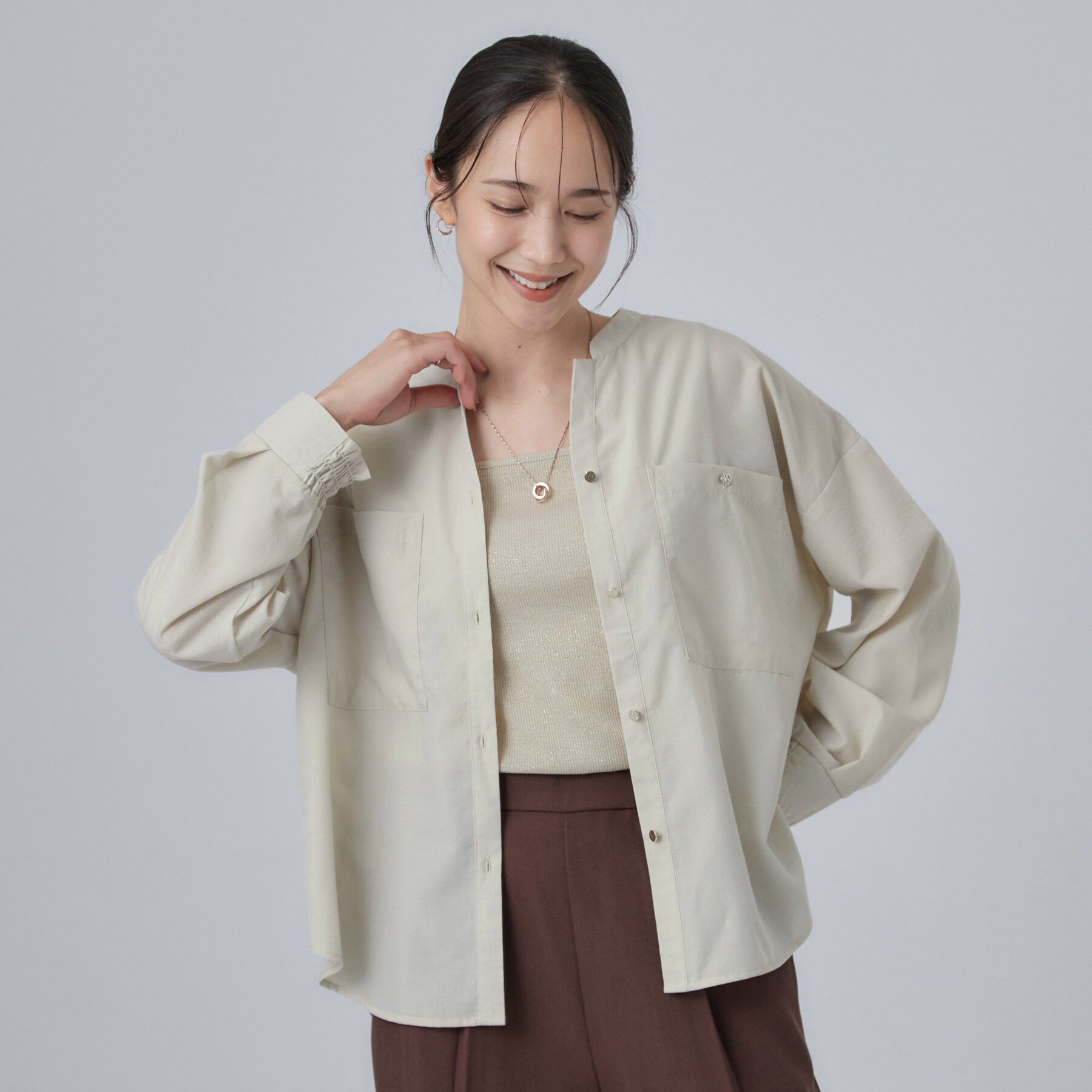 SHOO･LA･RUE「【洗濯後しわになりにくい/S-LL】キーネック金ボタンポケットシャツ」|シャツ・ブラウス|