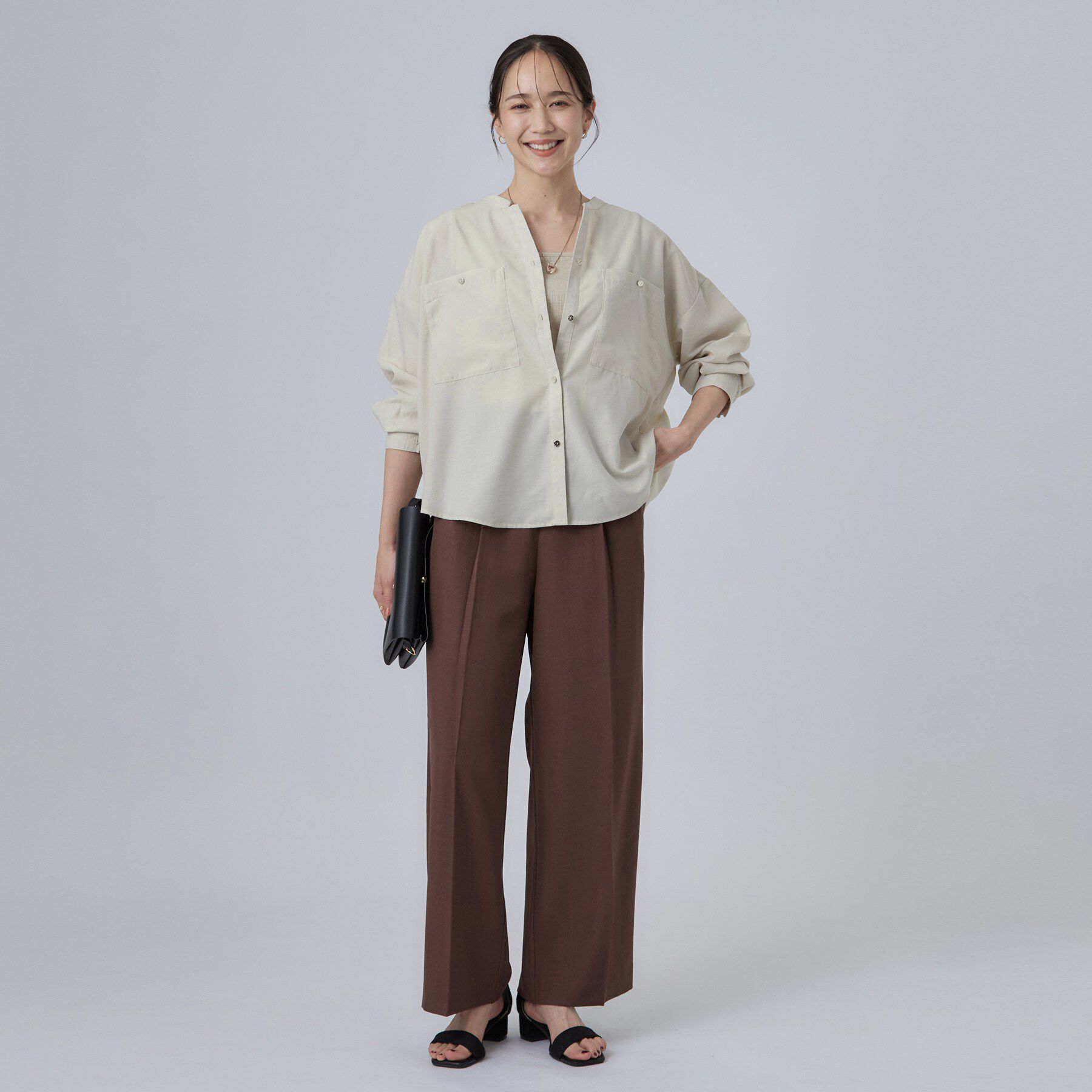 SHOO･LA･RUE「【洗濯後しわになりにくい/S-LL】キーネック金ボタンポケットシャツ」|シャツ・ブラウス|