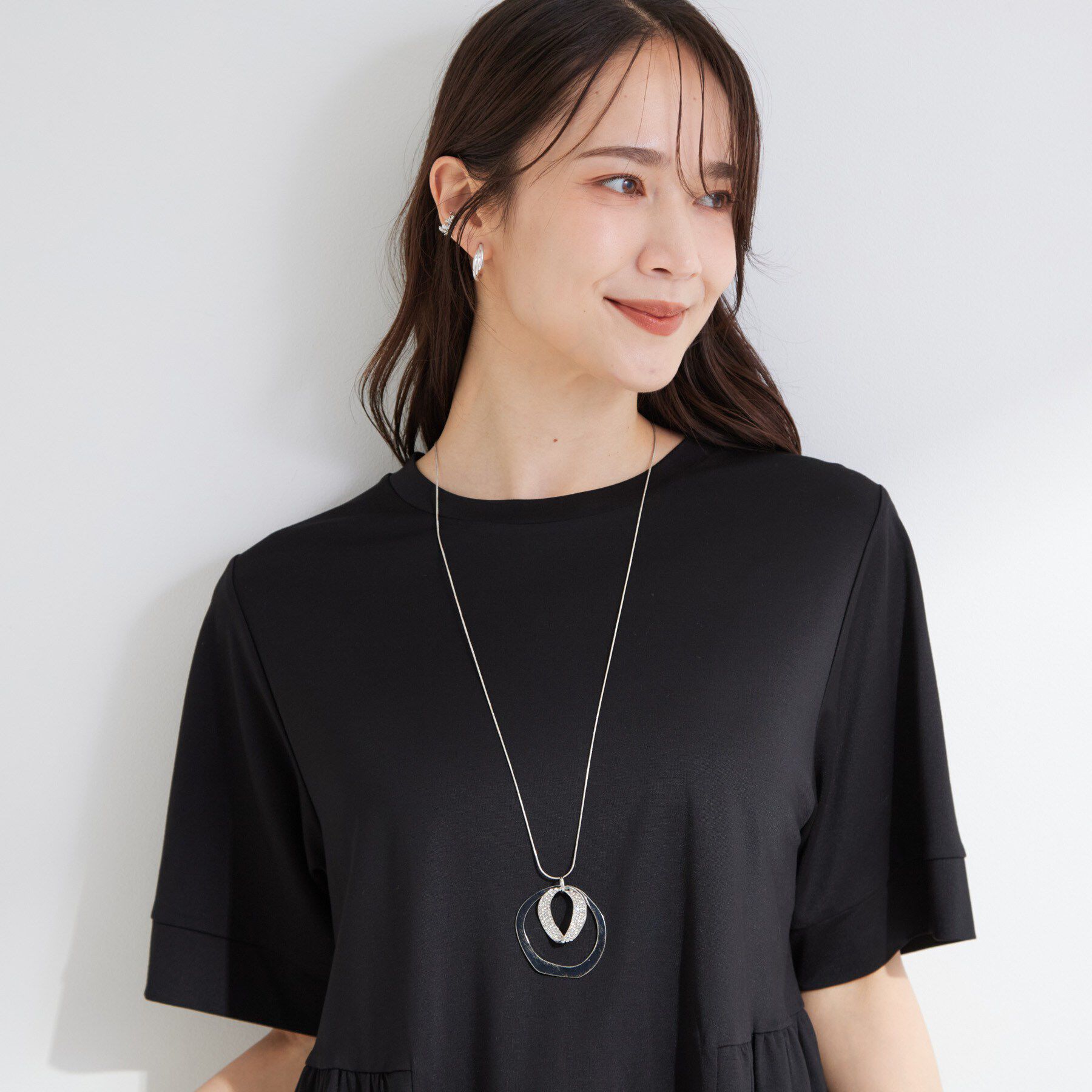 SHOO･LA･RUE「キラキラひねりサークルネックレス」|ネックレス|