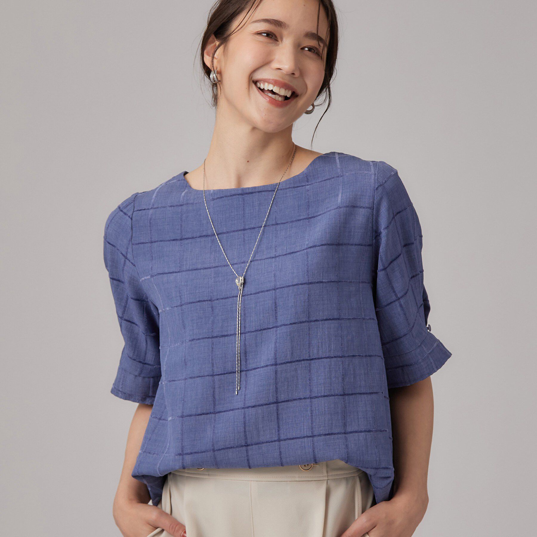 SHOO･LA･RUE「【セットアップ可/S-LL】夏でも感じられる秋気分 モールチェックタックスリーブ ブラウス」|シャツ・ブラウス|ブルー(092)