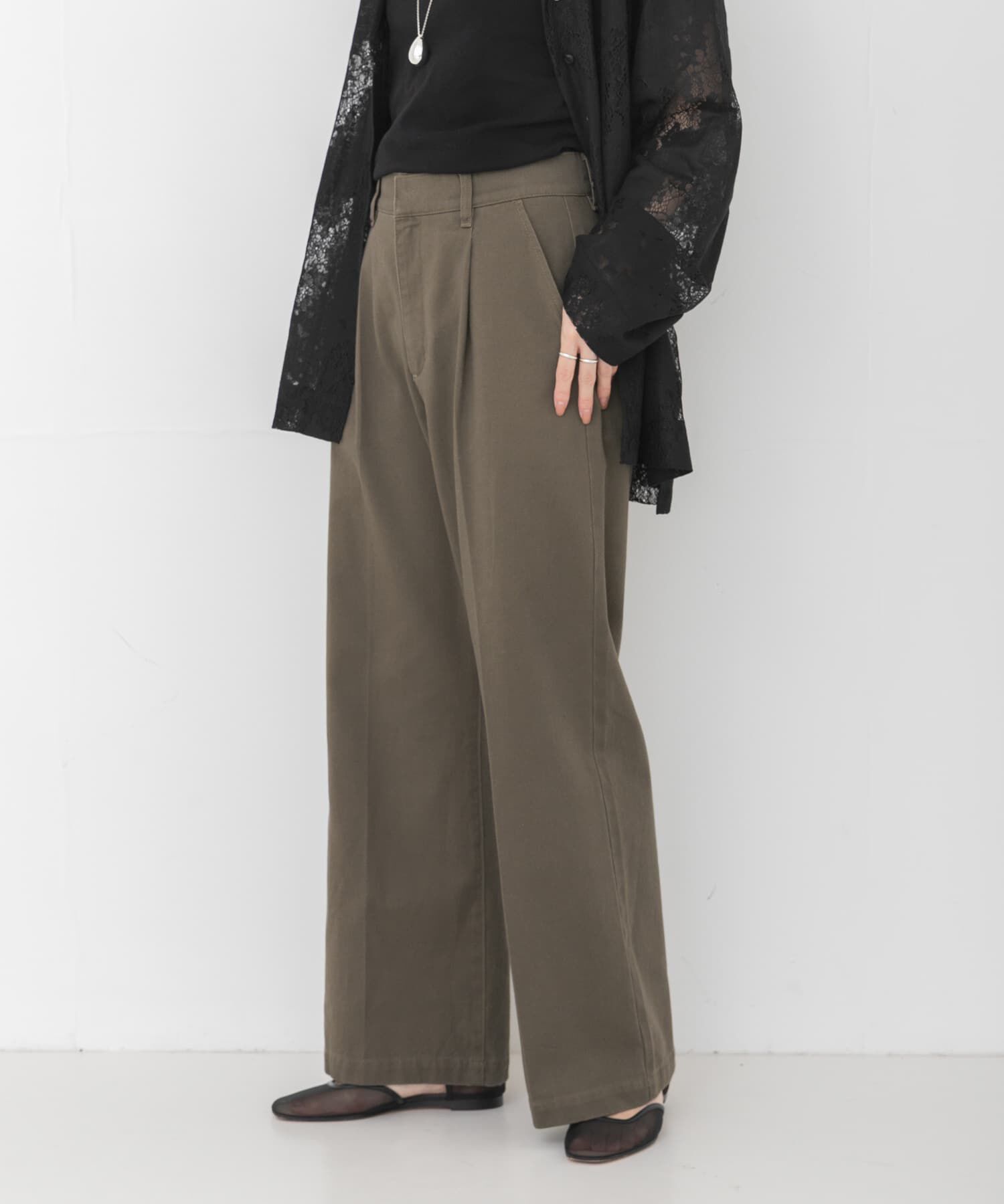 URBAN RESEARCH「『3サイズ展開』コットンサテンストレートパンツ」|その他|カーキ