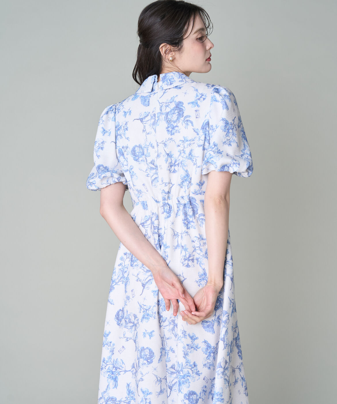 Maglie le cassetto「《M Maglie le cassetto》トワルドジュイ風ワンピース｜トワル柄で華やぐ夏」|ワンピース|